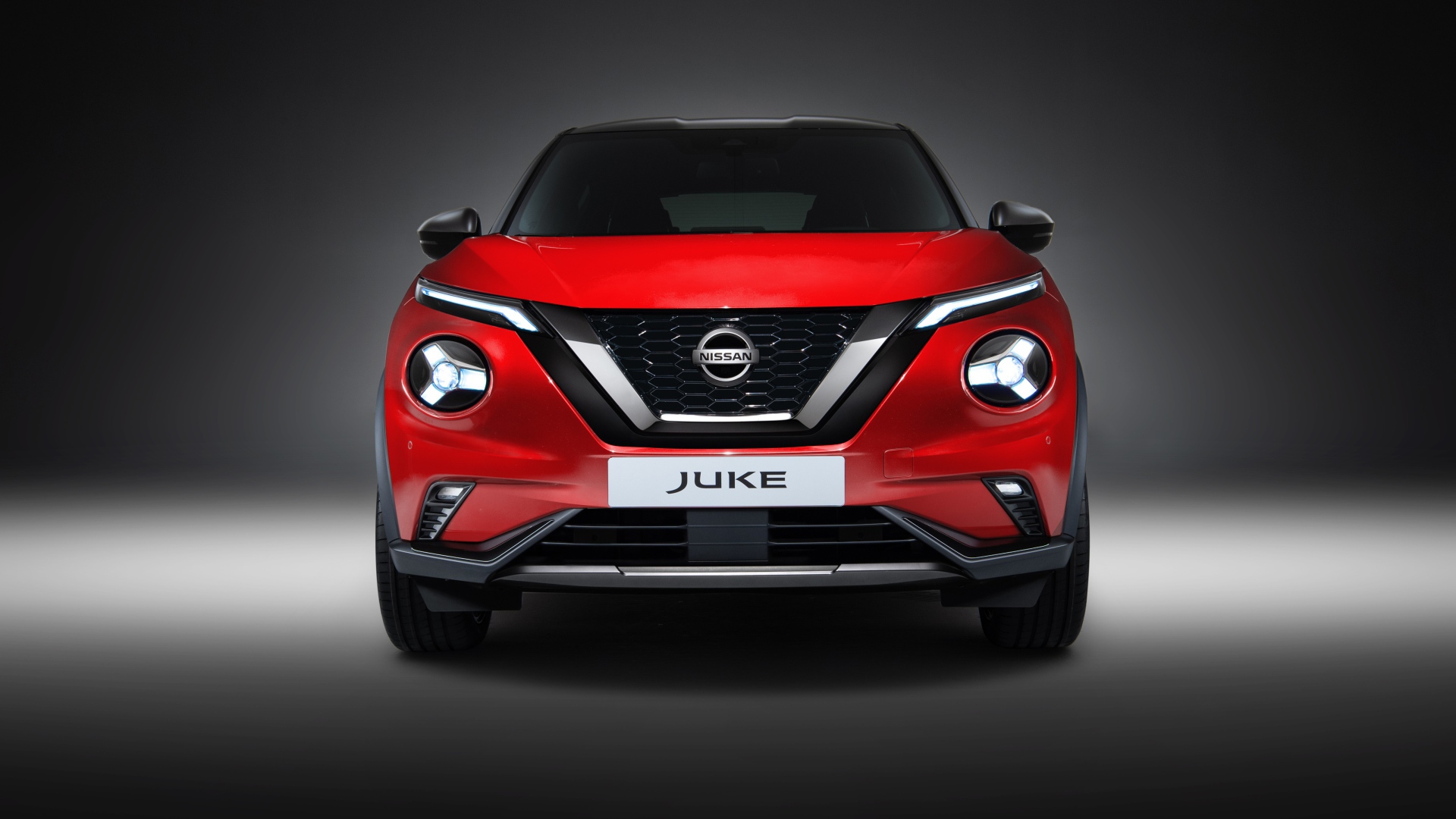Красный автомобиль Nissan Juke 2019 года вид спереди