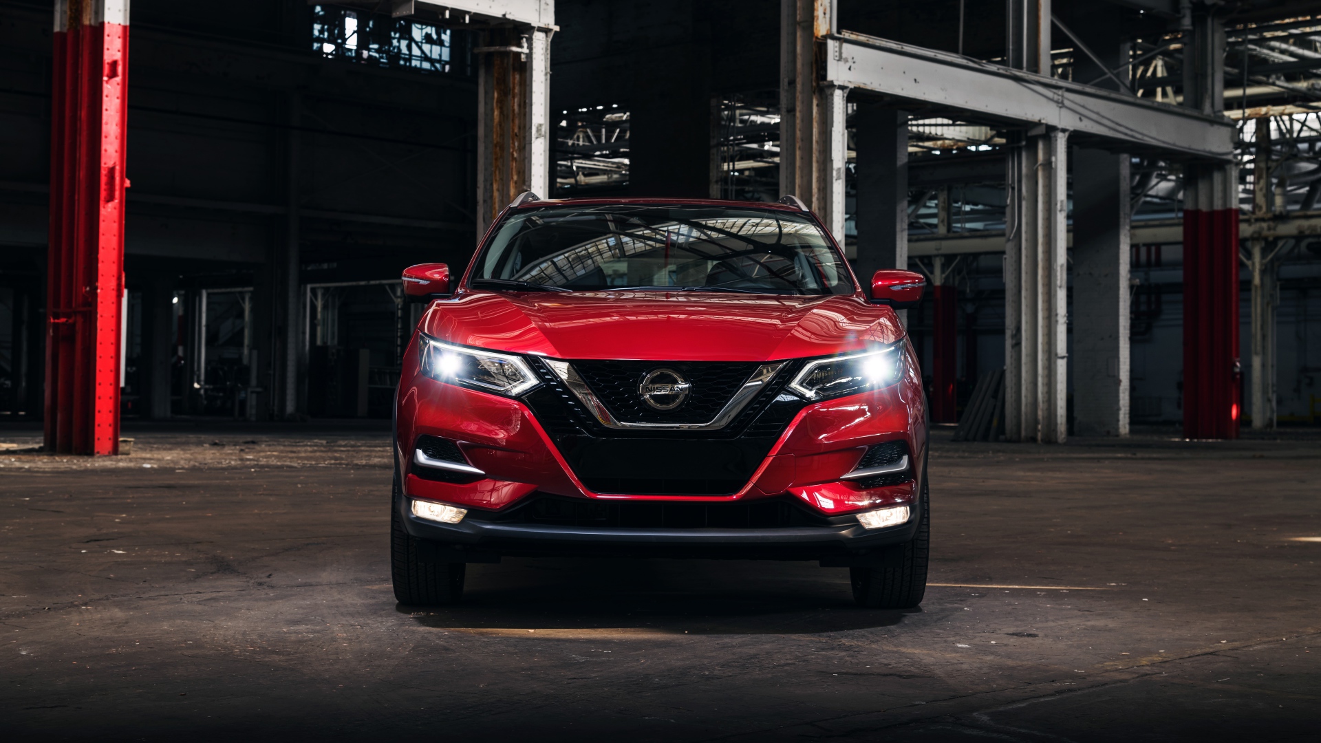 Красный автомобиль Nissan Rogue вид спереди