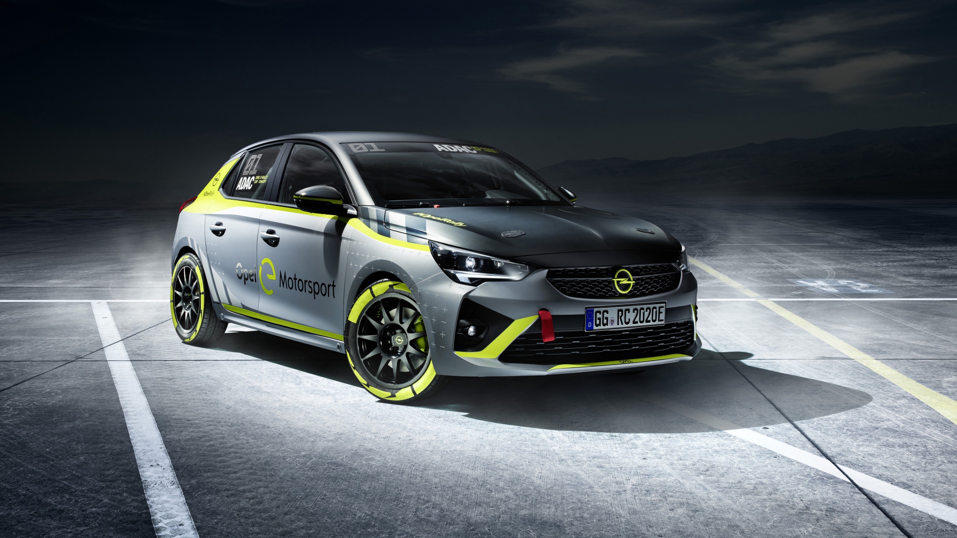 Автомобиль Opel Corsa-E Rally 2019 года на асфальте