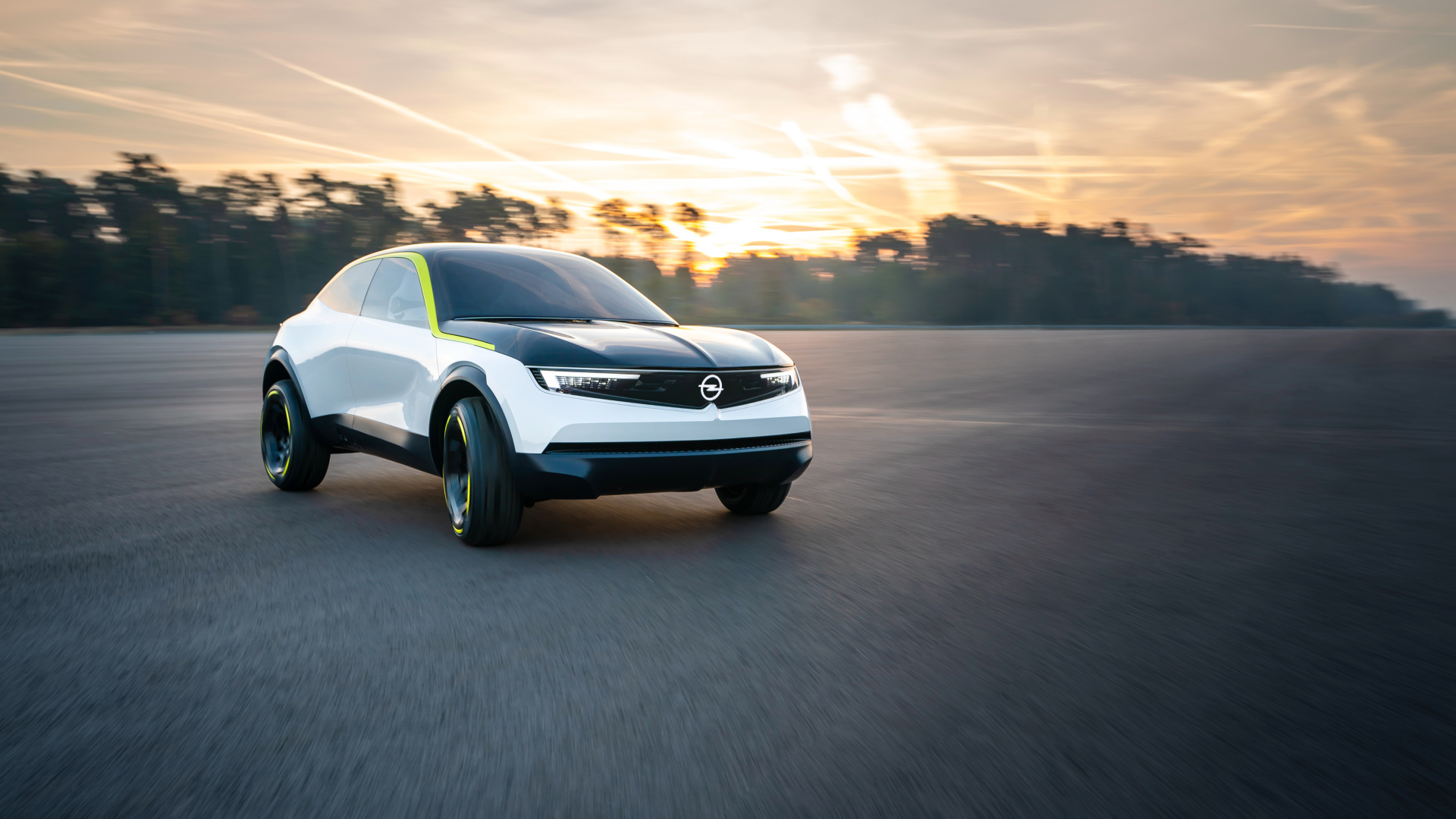 Автомобиль Opel GT X Experimental 2019 года на фоне заката 
