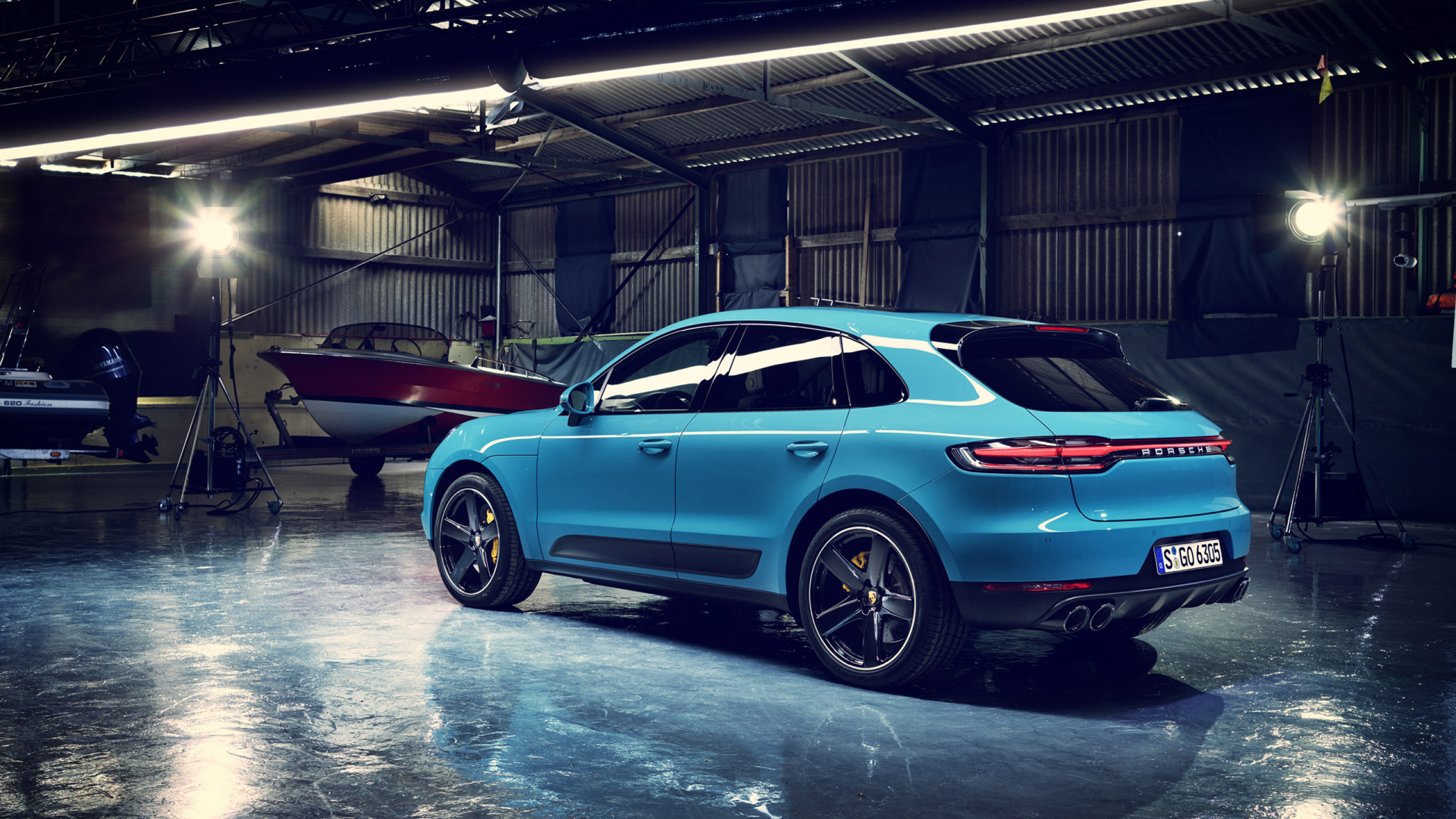 Голубой внедорожник Porsche Macan 2019 года вид сзади 