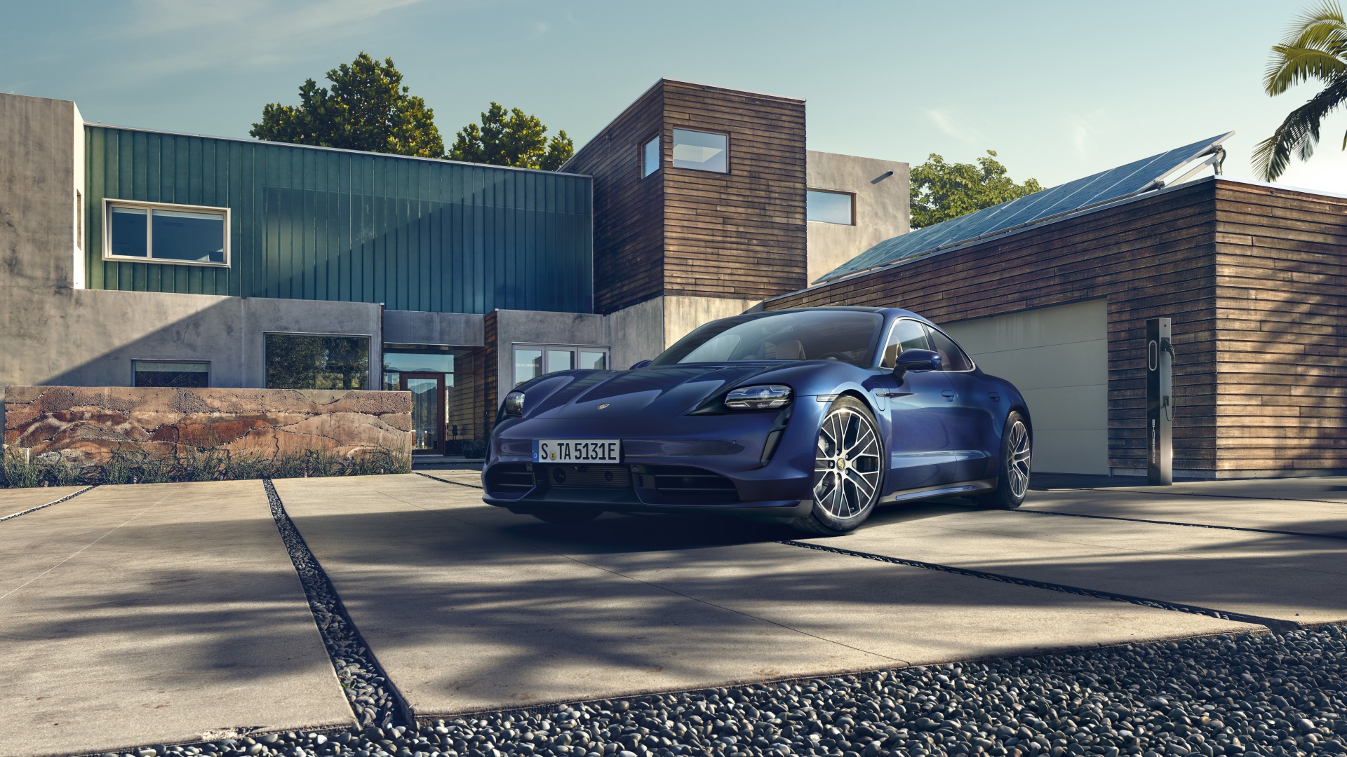 Автомобиль Porsche Taycan Turbo 2019 года стоит у дома