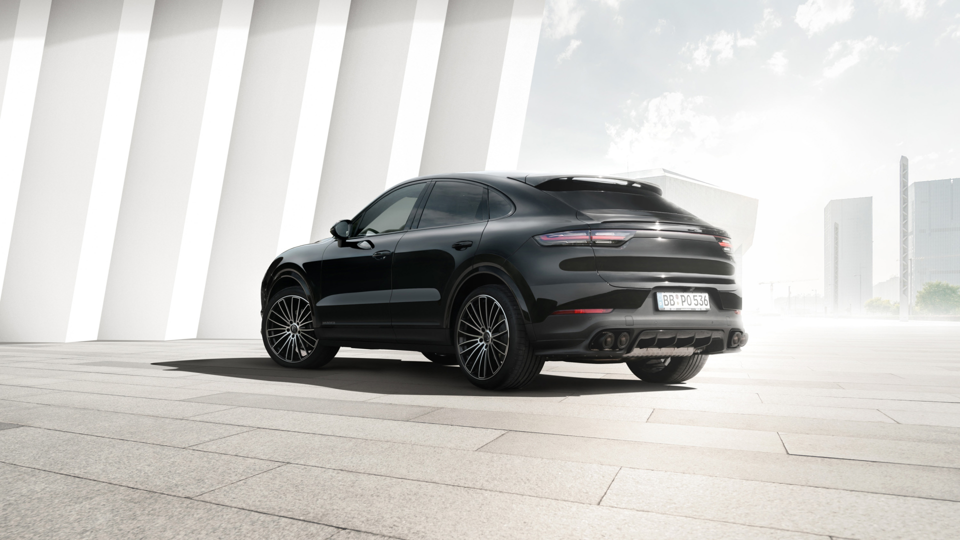 Черный автомобиль Porsche Cayenne Coupe 2019 года вид сзади