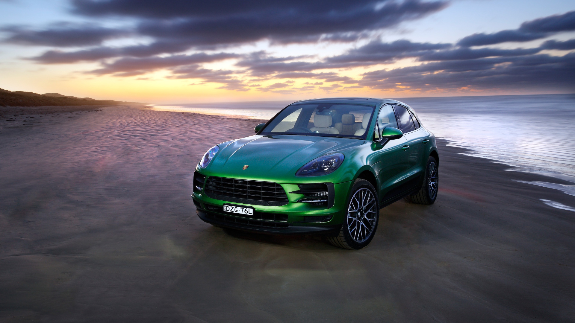 Зеленый автомобиль Porsche Macan S 2019 года на берегу океана 
