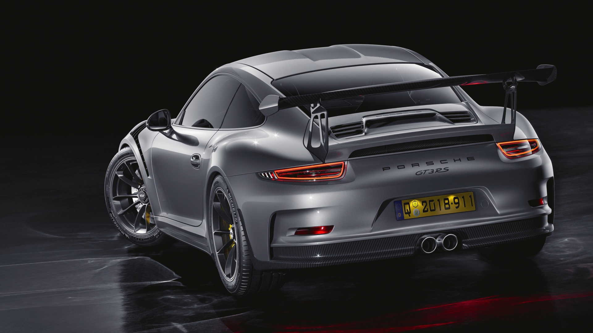 Серебристый автомобиль Porsche 911 GT3 RS CGI вид сзади