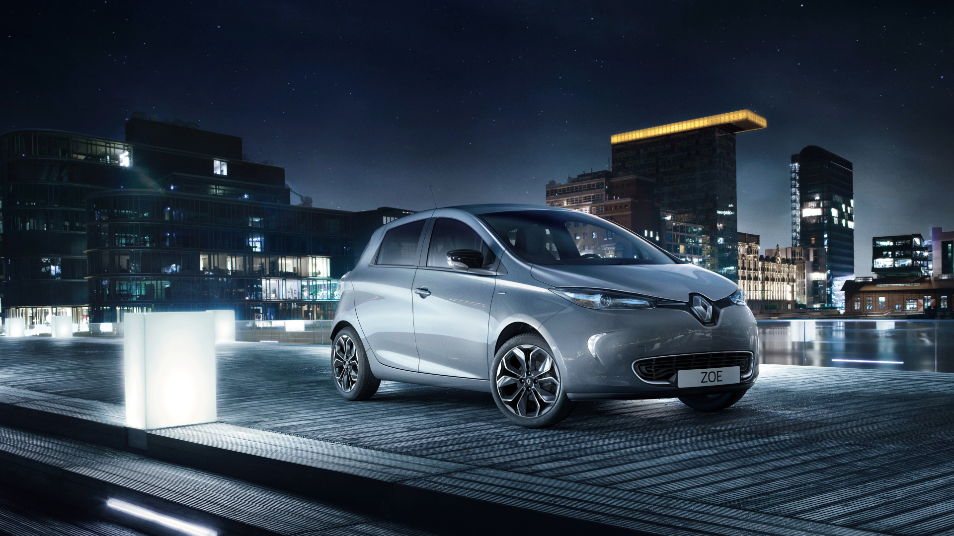 Маленький автомобиль Renault Zoe ZE Iconic на фоне города
