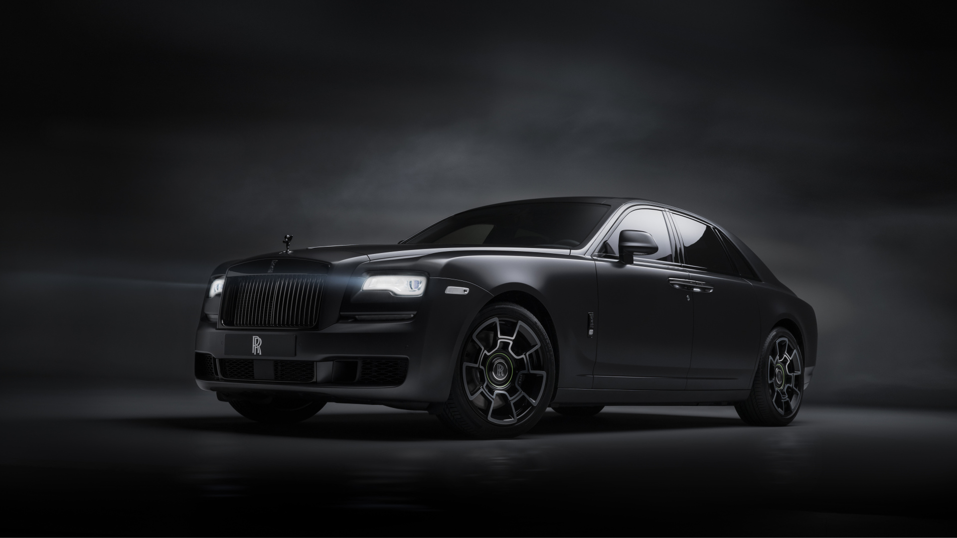 Черный стильный автомобиль Rolls-Royce Ghost  2019 года 