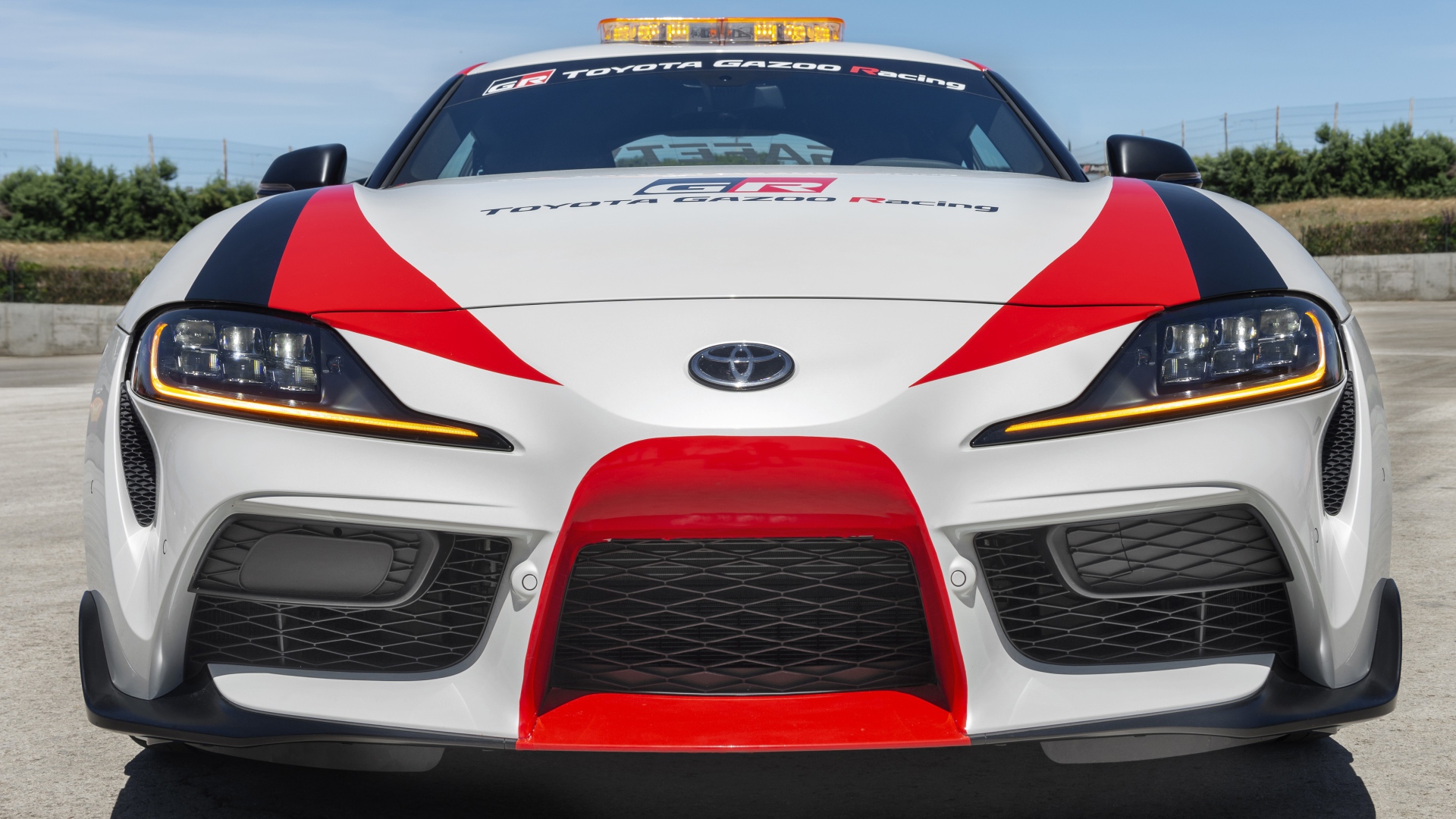 Автомобиль Toyota GR Supra Safety Car, 2019 года крупным планом