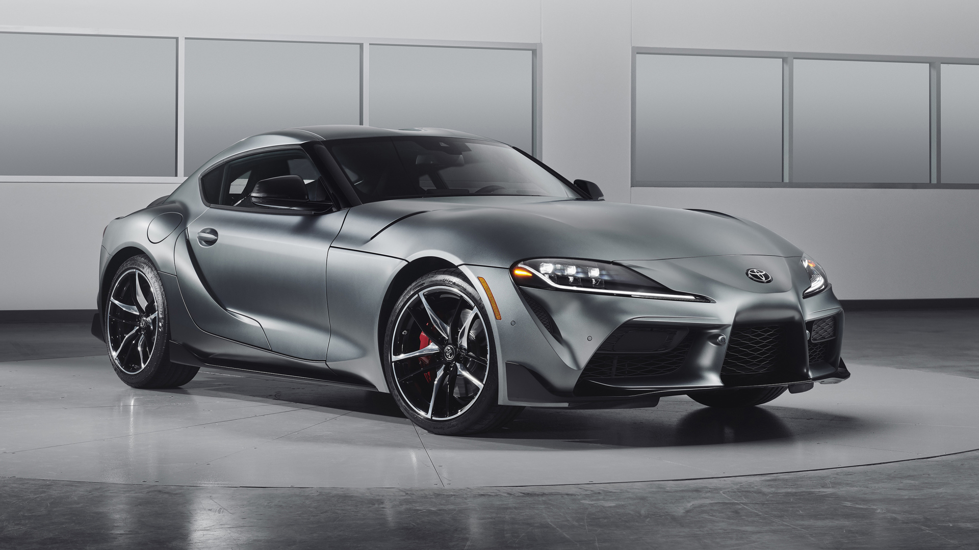 Серебристый спортивный автомобиль Toyota GR Supra, 2020 года