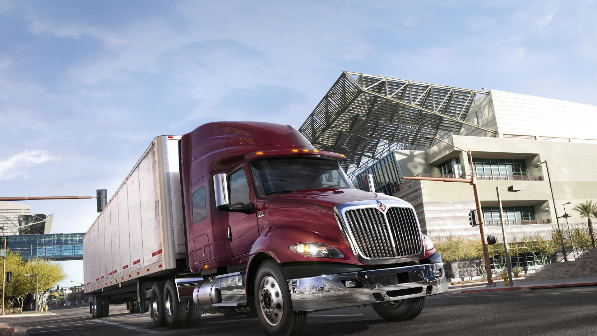 Большой грузовик в городе