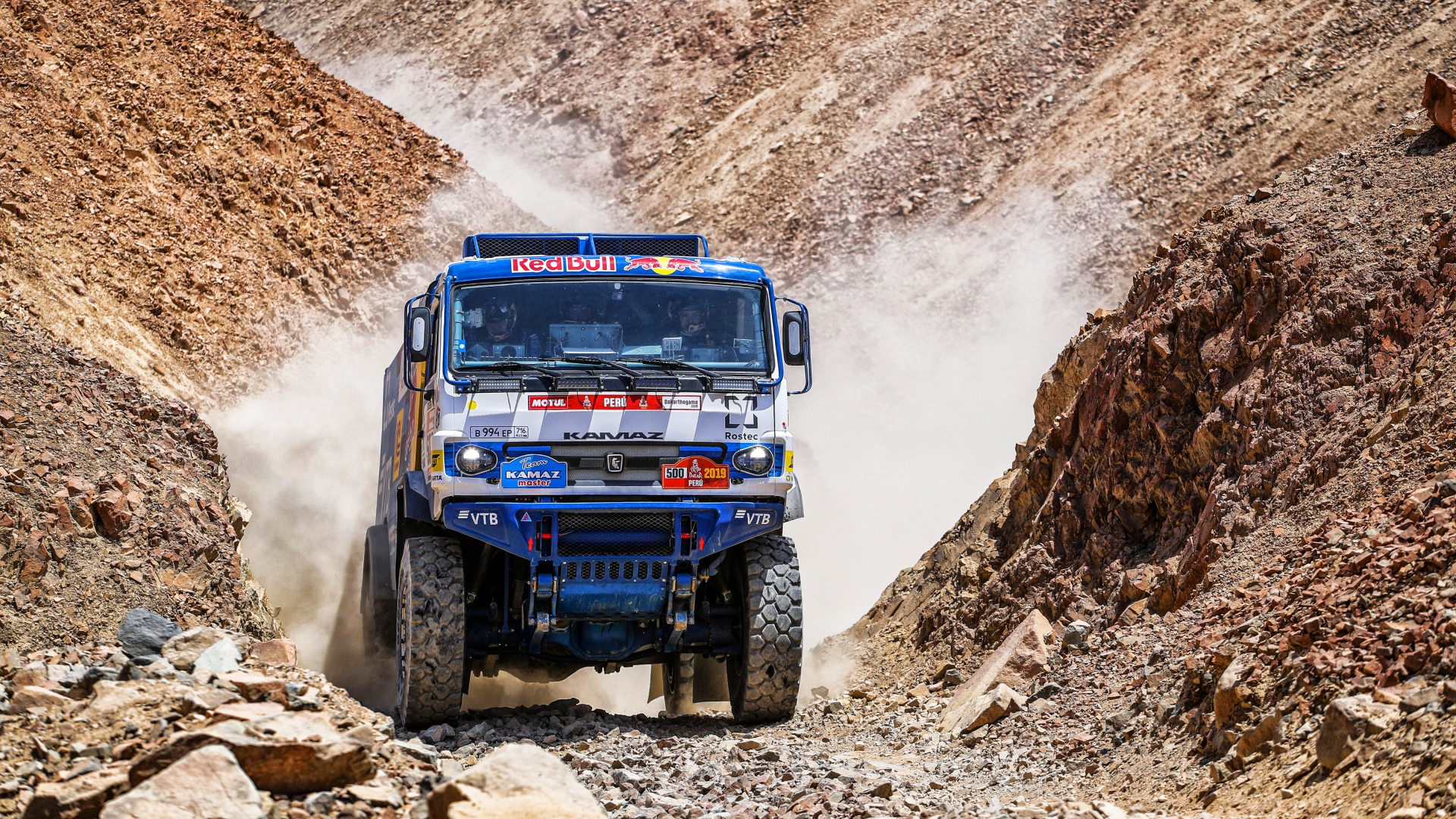 Спортивный камаз на бездорожье на соревновании по  Ралли 