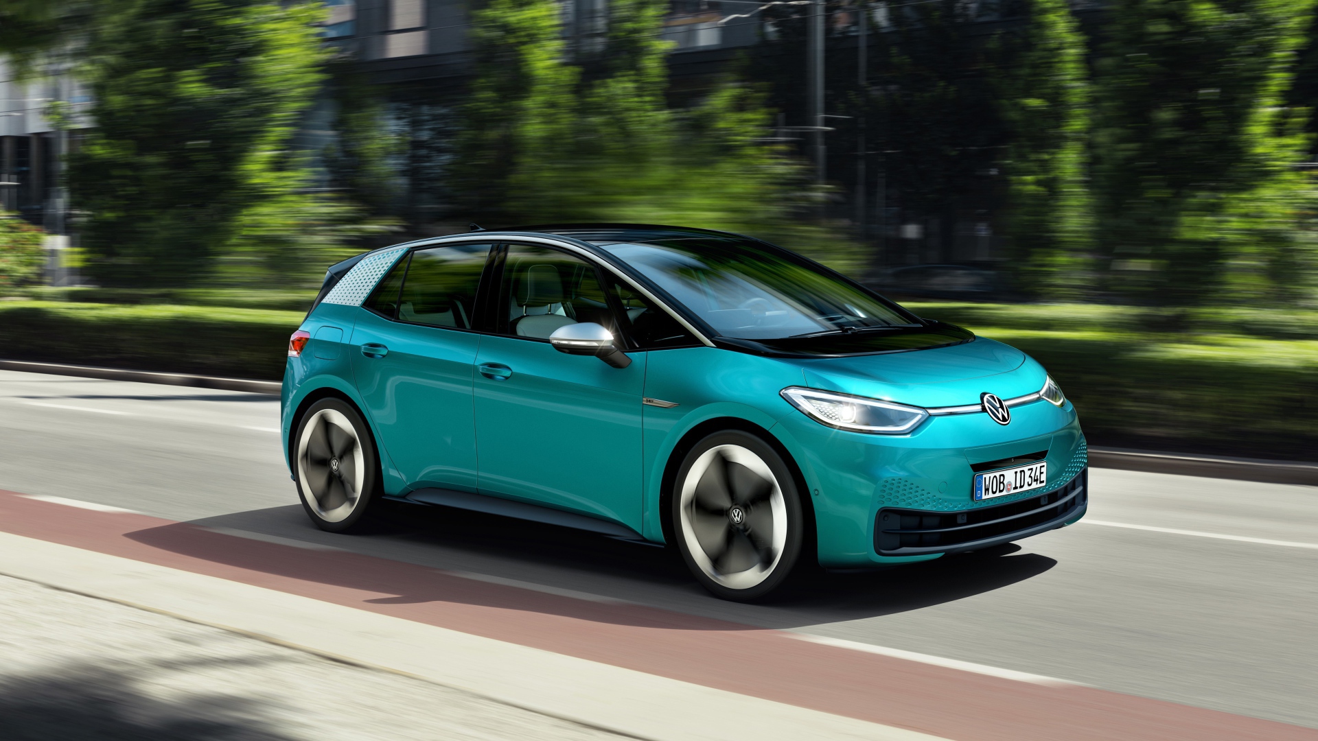 Автомобиль Volkswagen ID.3 1st 2019 года едет по городу
