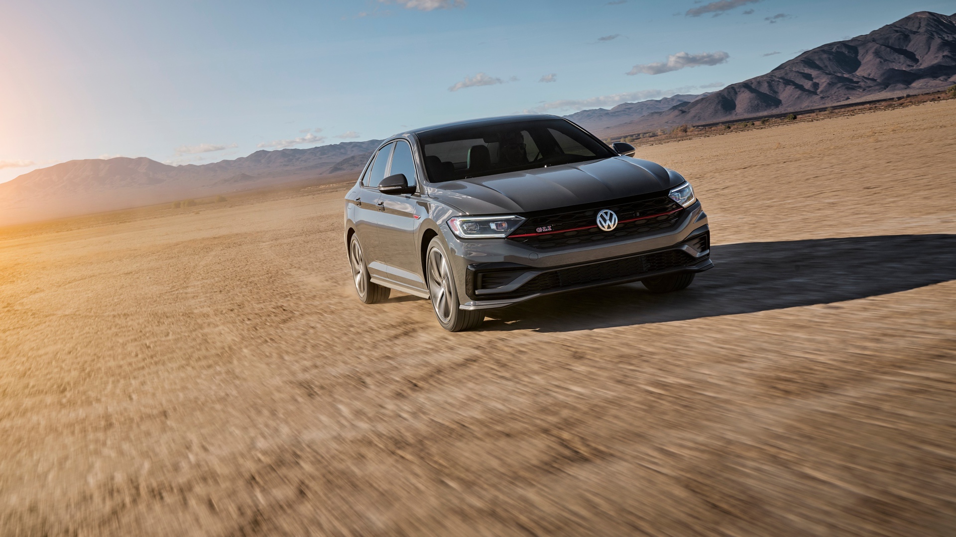 Автомобиль Volkswagen Jetta в пустыне