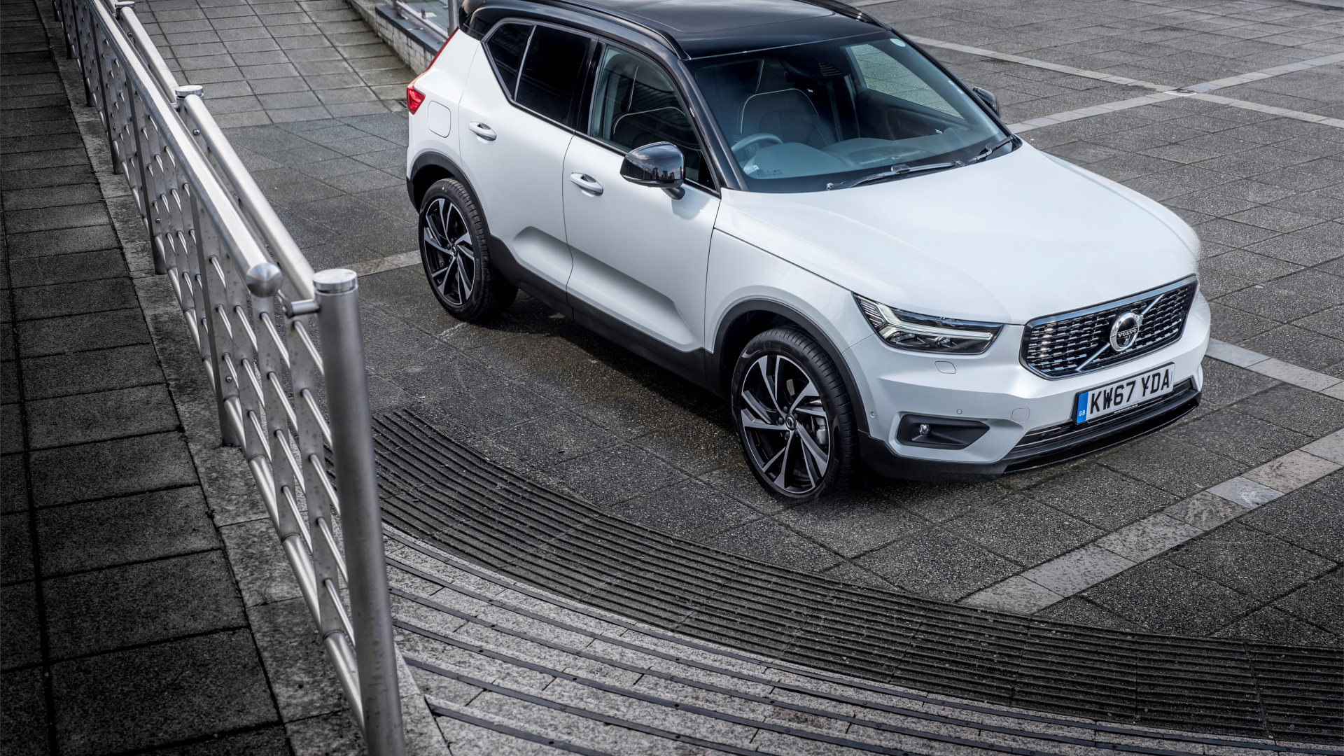 Белый автомобиль Volvo V60 у ступенек 