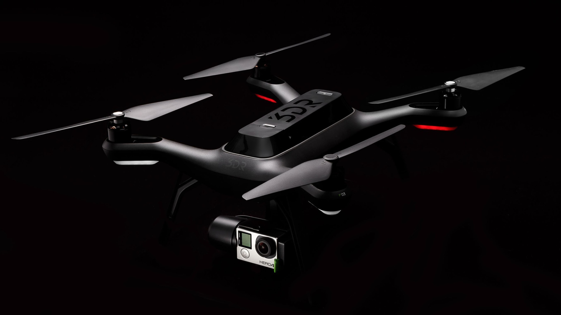 Квадрокоптер 3DR Solo на черном фоне