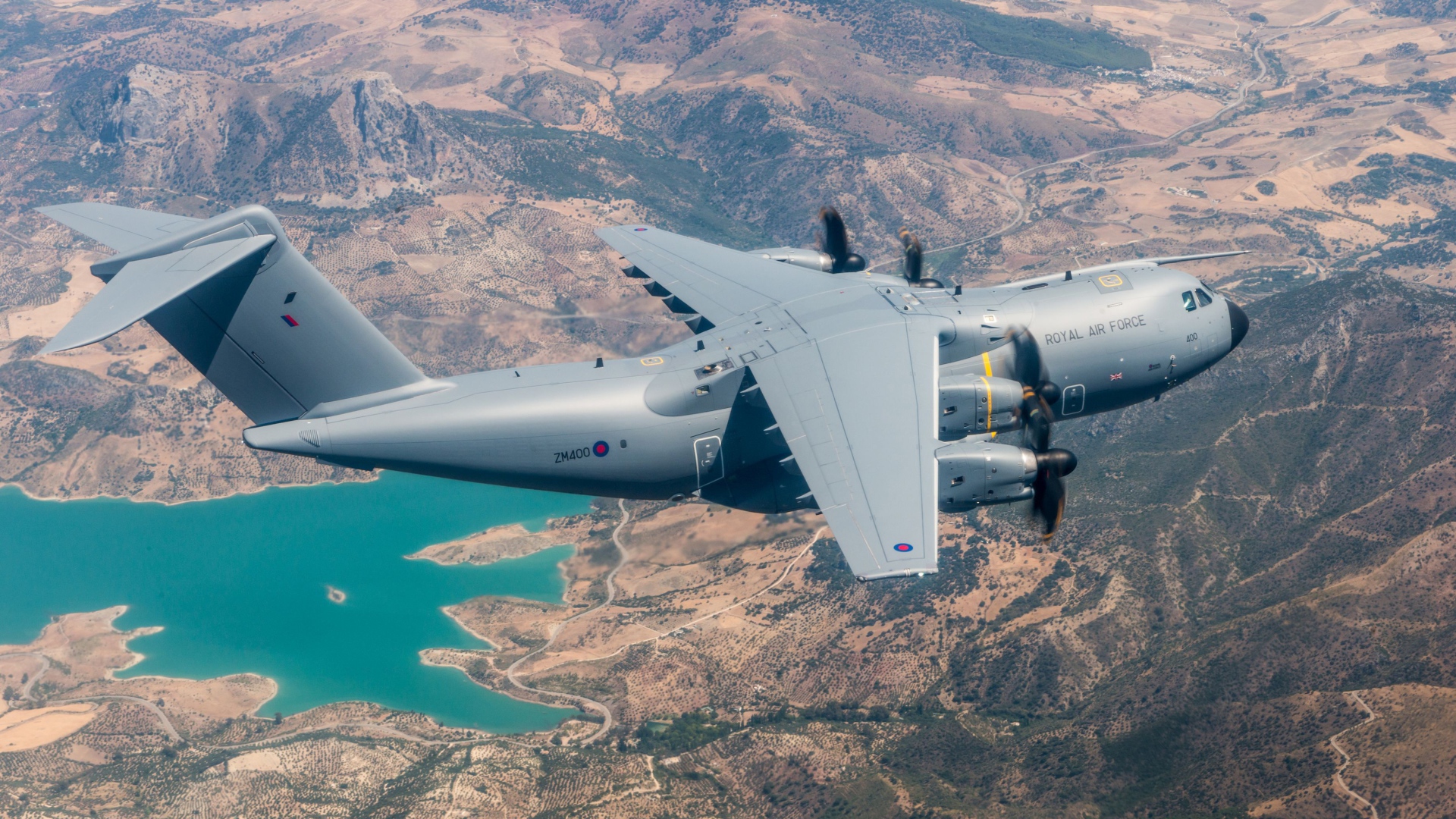 Военный самолет Airbus A400M в небе 