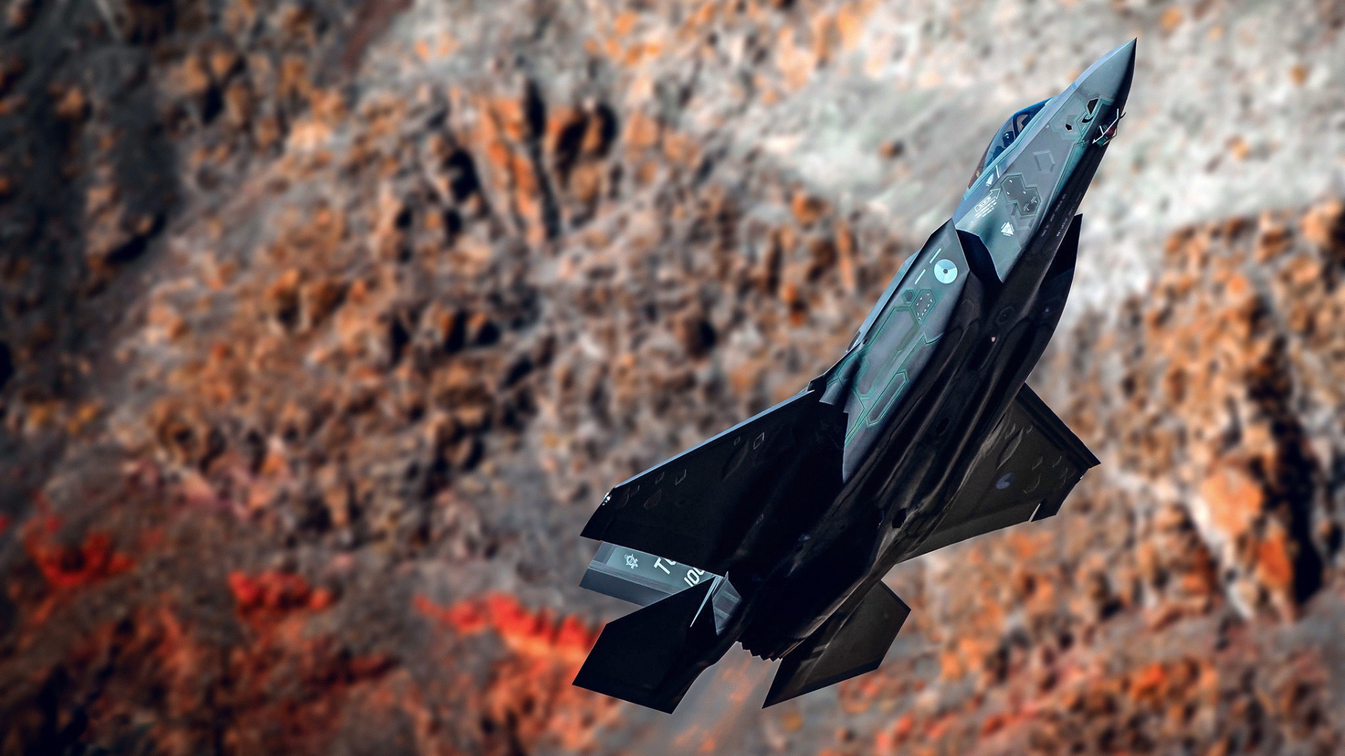Черный истребитель F-35A Lightning II на фоне гор