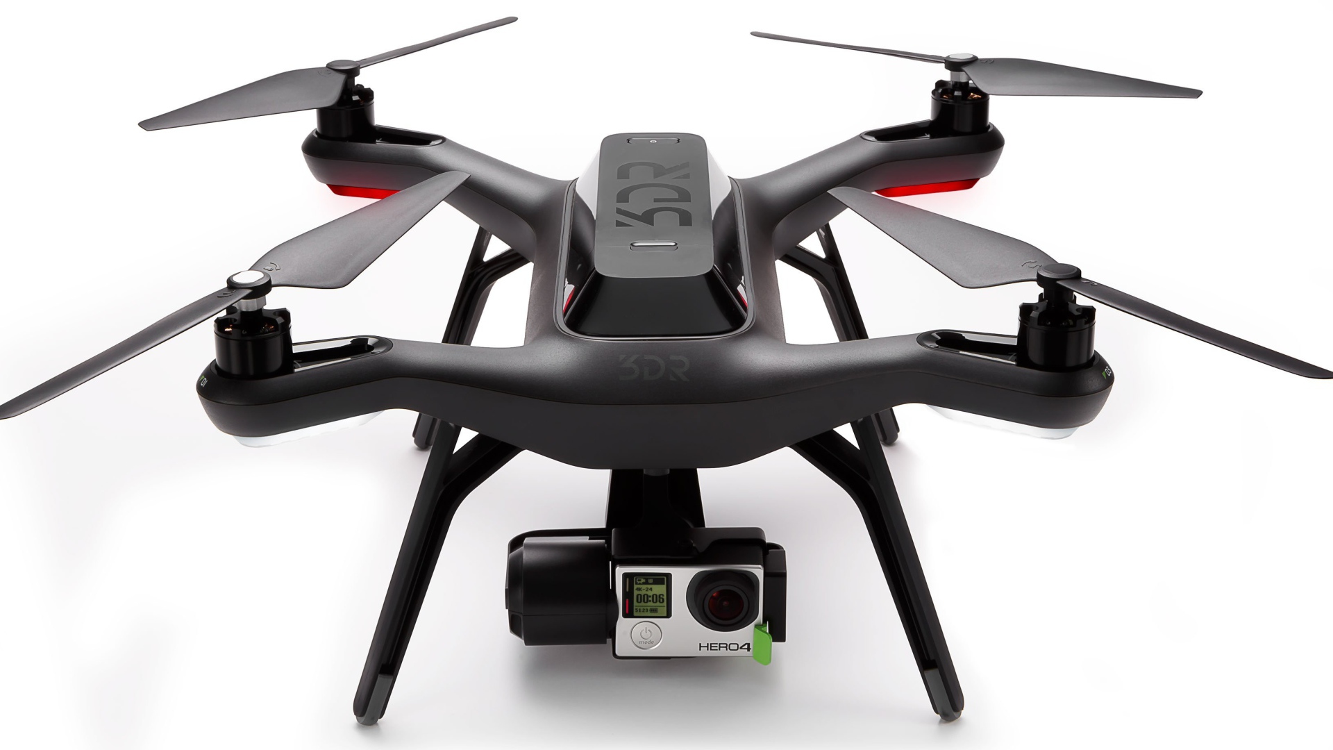 Черный квадрокоптер 3DR Solo на белом фоне