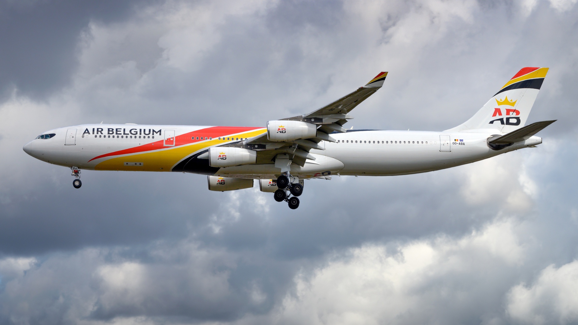 Большой пассажирский Airbus A340-300 компании AIR BELGIUM
