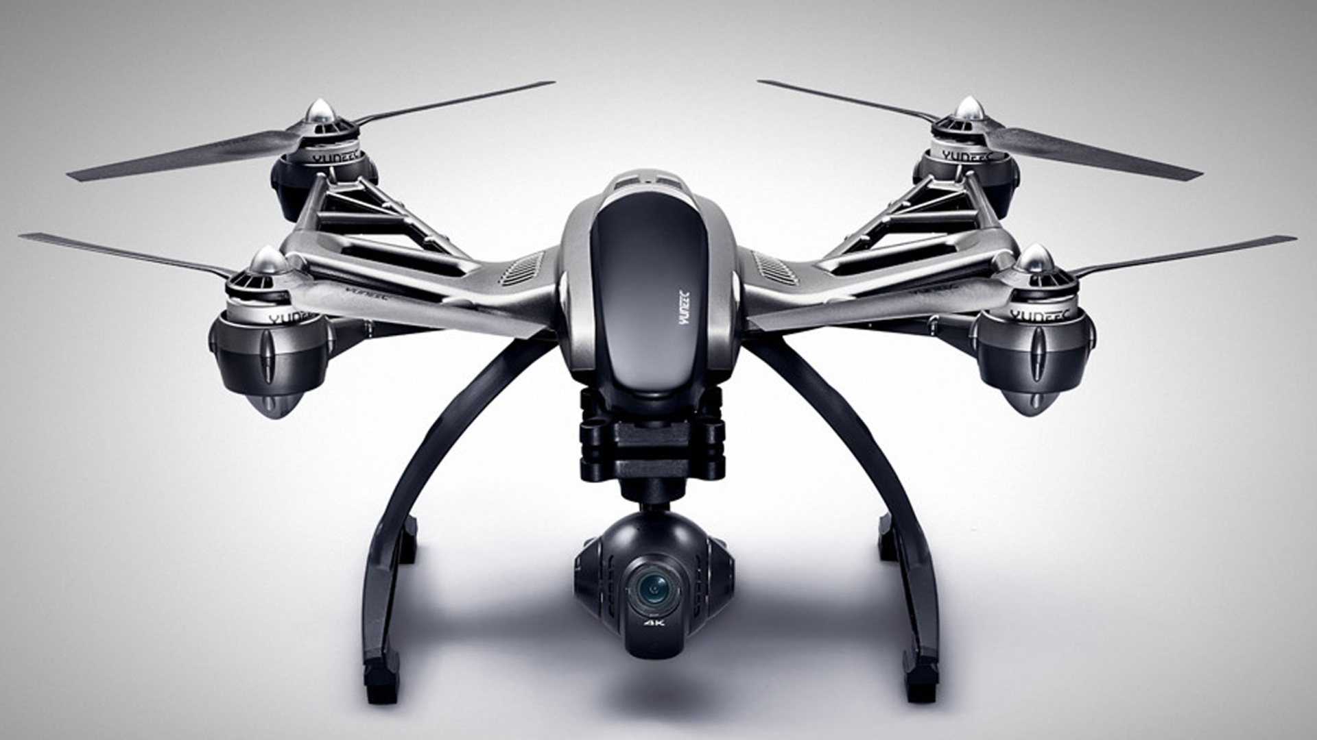 Квадрокоптер Yuneec Typhoon Q500 4K на сером фоне