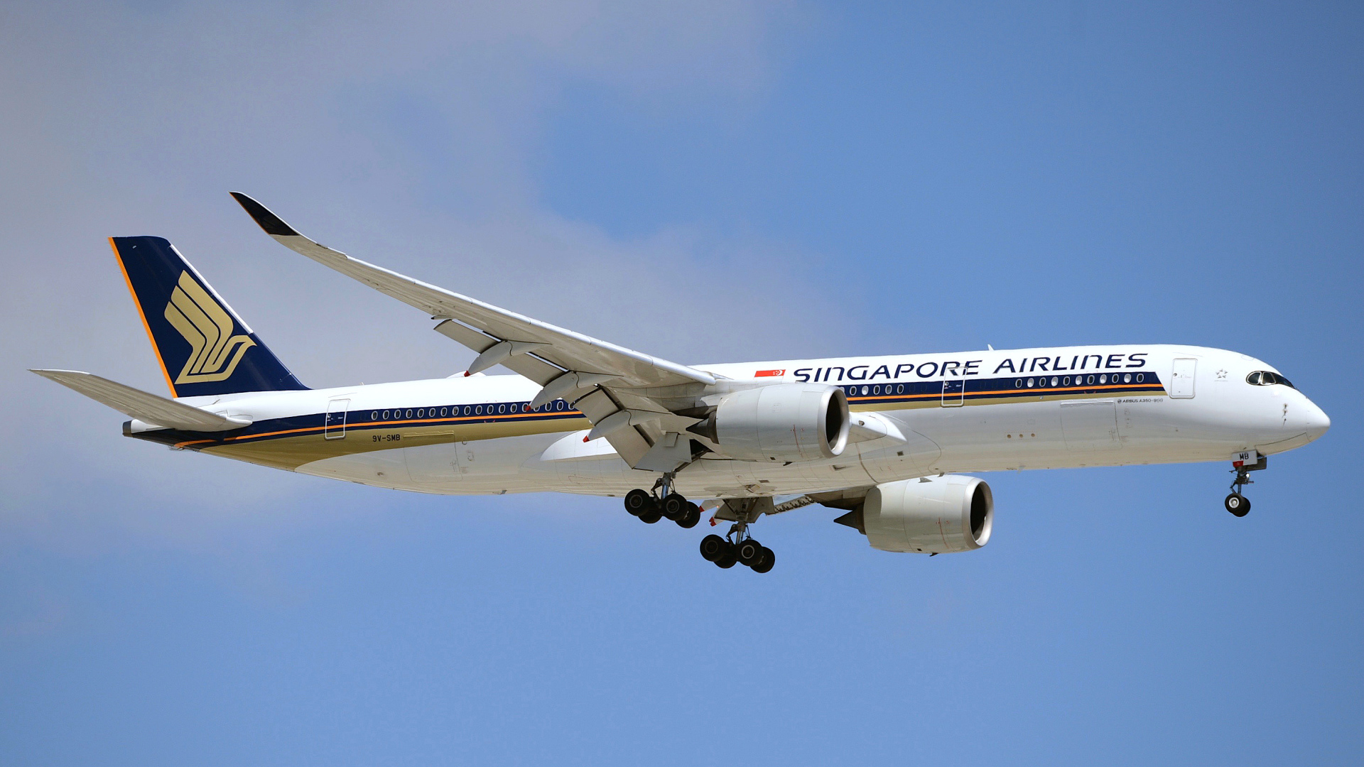 Самолет Singapore Airlines в голубом небе
