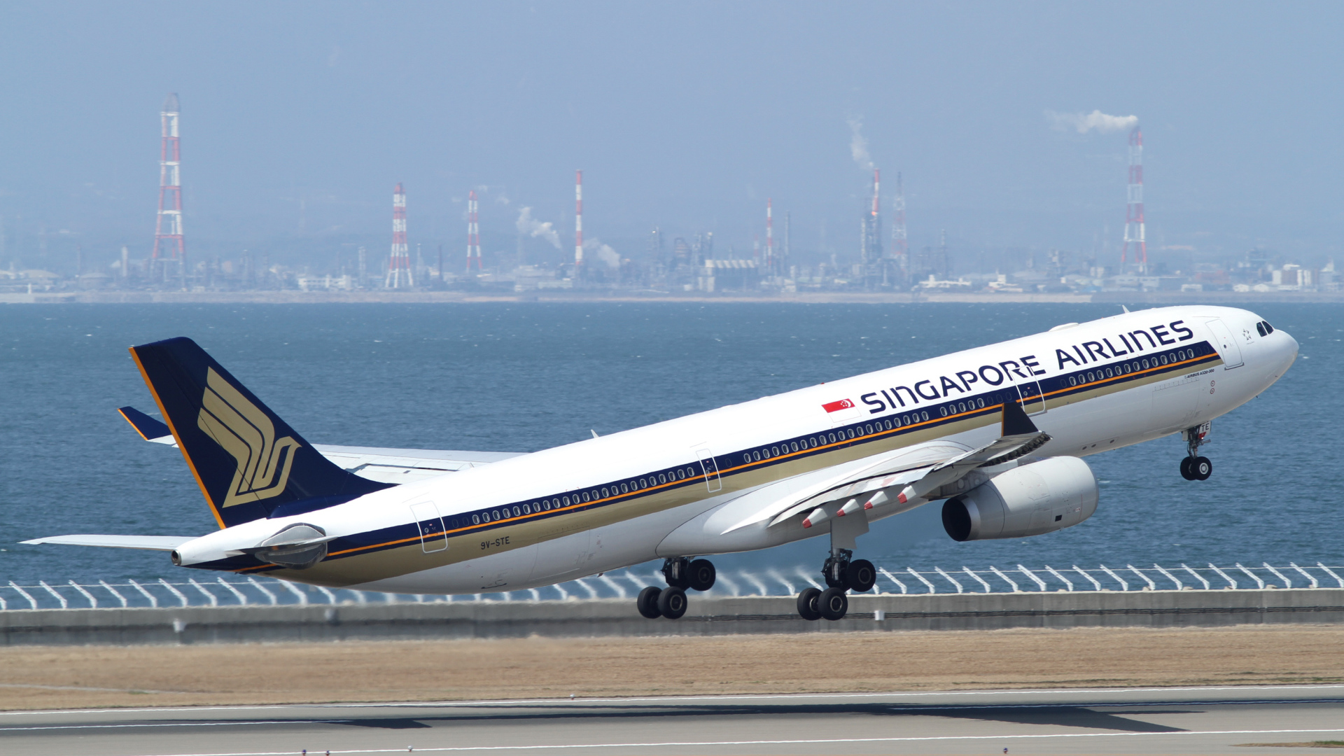 Самолет авиакомпании Singapore Airlines на взлете