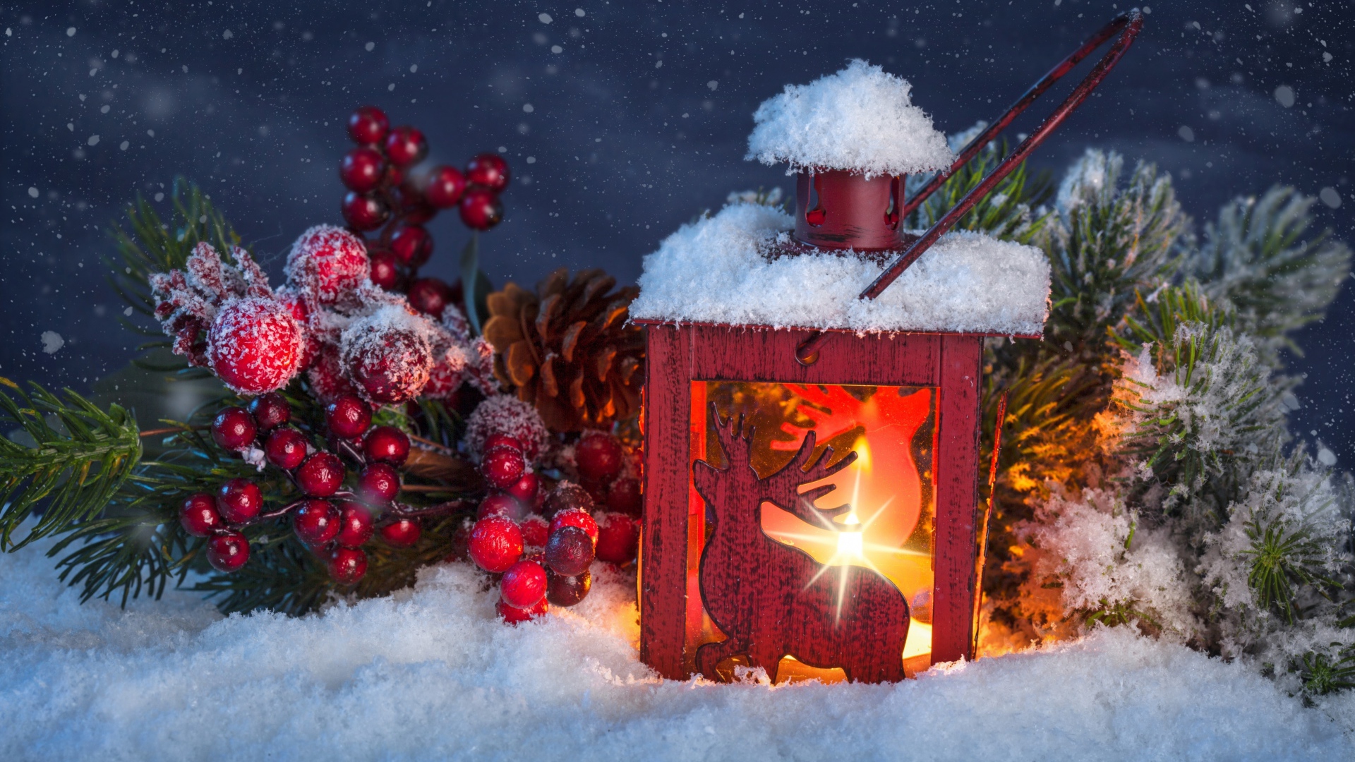 Рождественский фонарь на снегу с еловой веткой