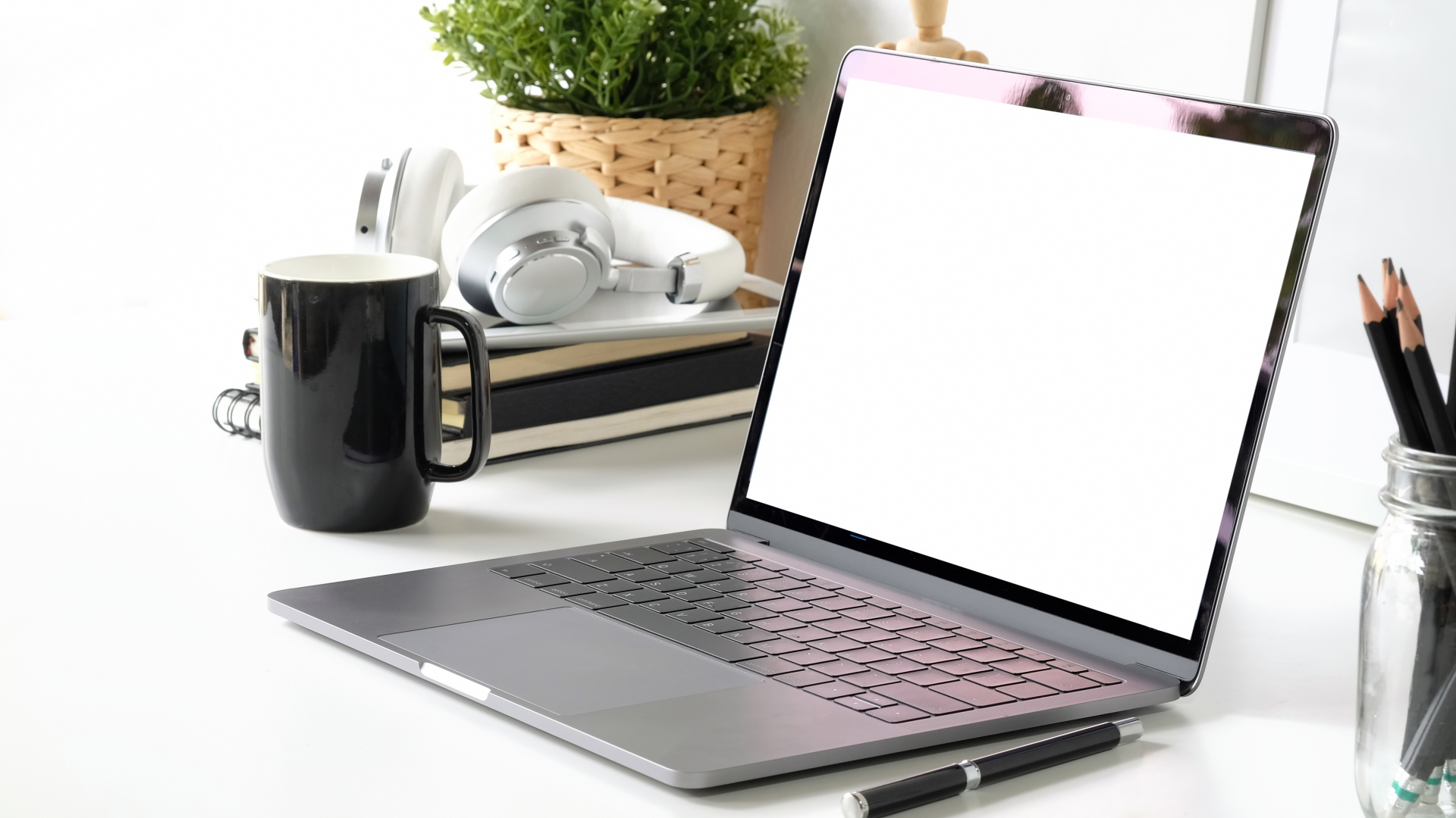 Ноутбук на рабочем столе с чашкой 