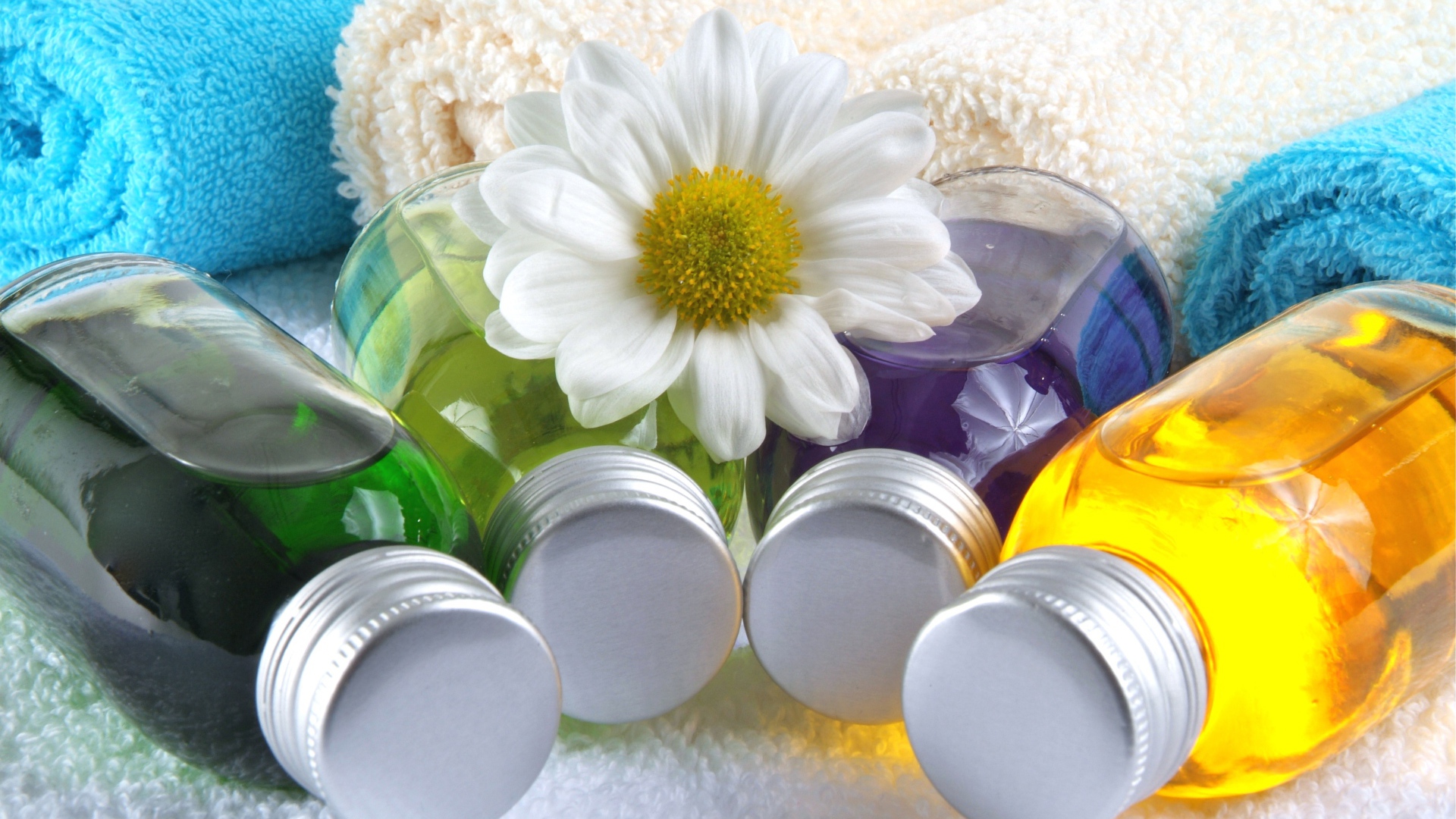 Ароматические масла с полотенцами и цветком
