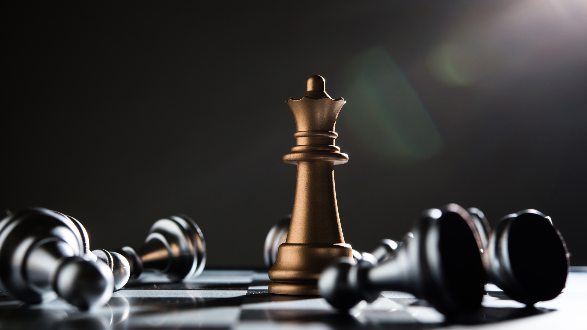 Шахматная королева на доске с пешками 