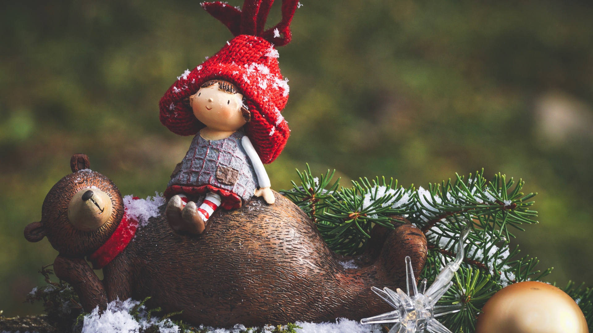 Статуэтка Маша и медведь с еловой веткой