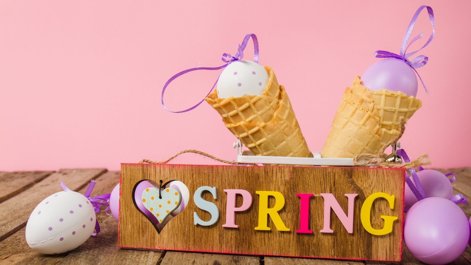 Надпись Весна на фоне вафельных рожков с яйцами