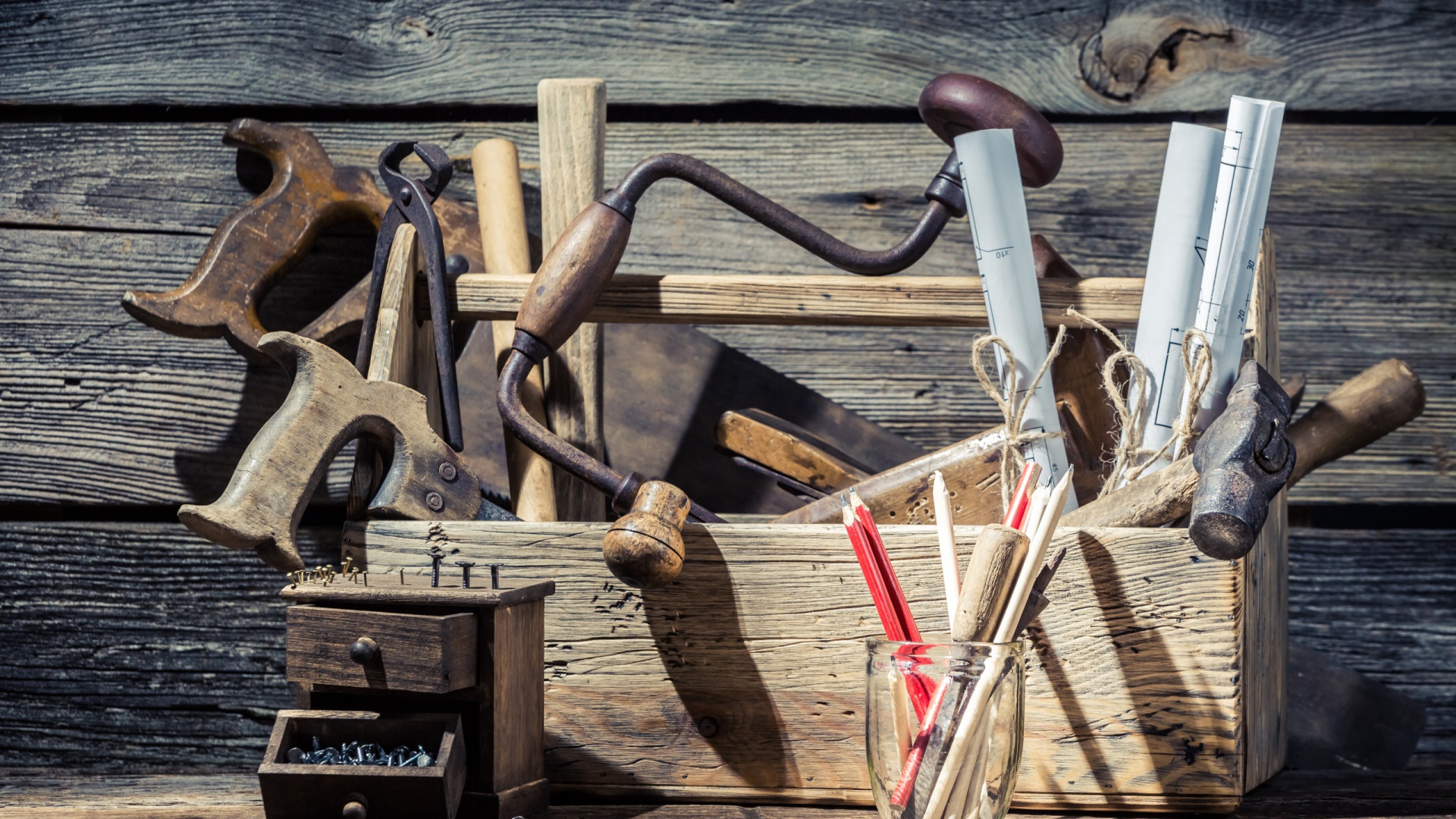 Столярные инструменты в ящике на столе