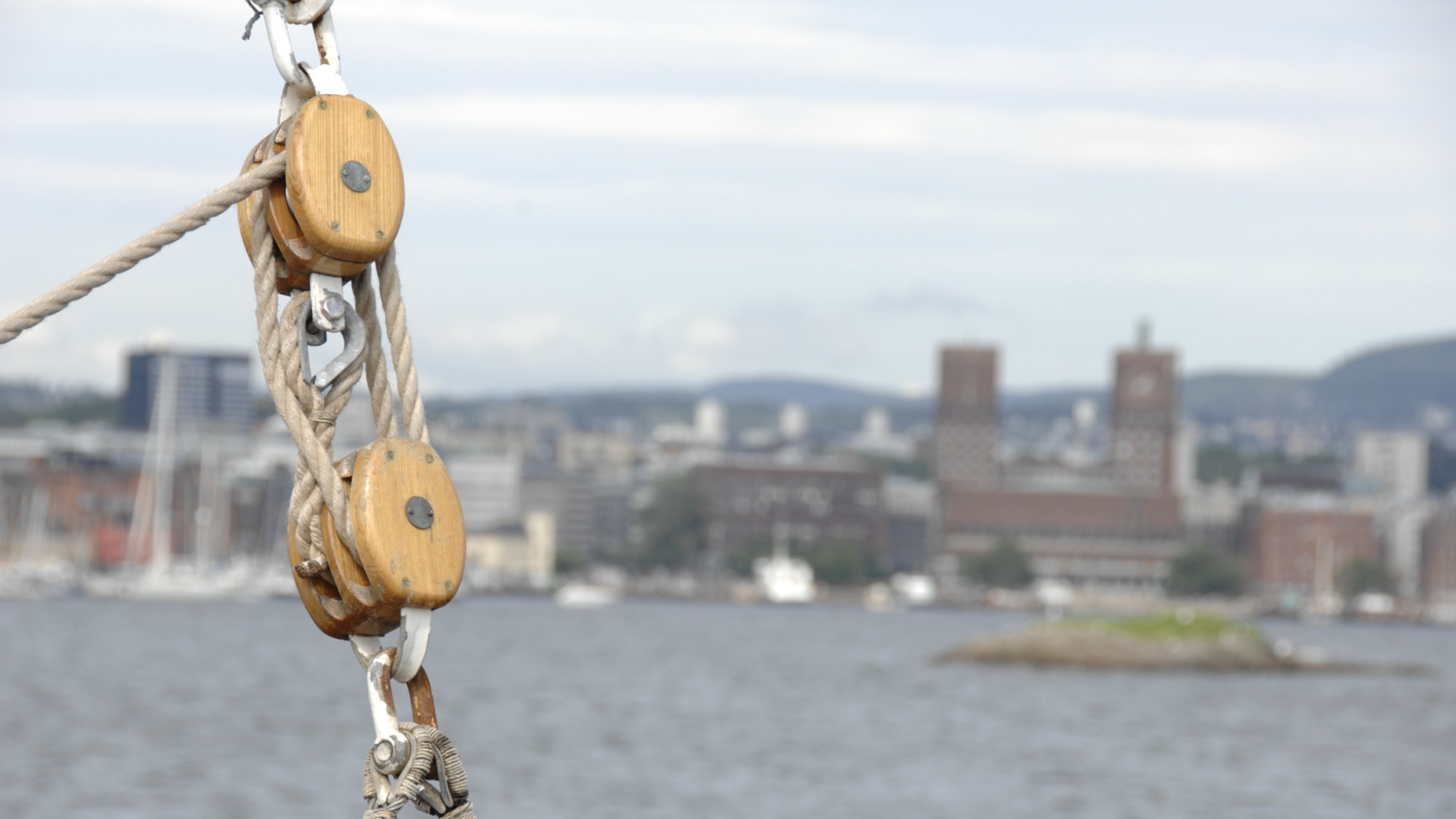 Крепление для каната в порту