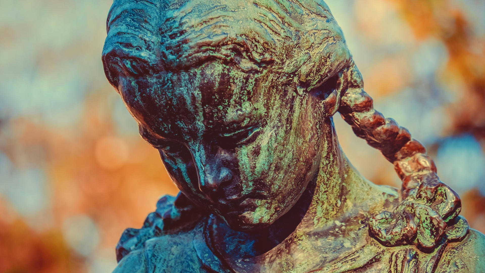 Скульптура бронзовой девочка крупным планом