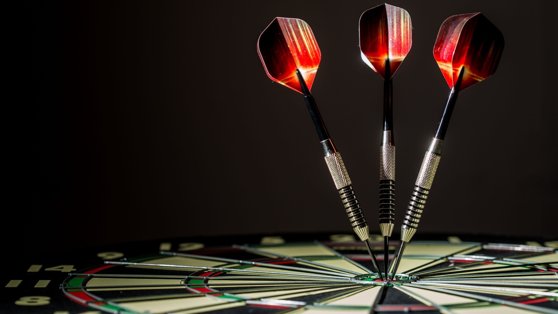 Острые дротики в круглой доске для дартса