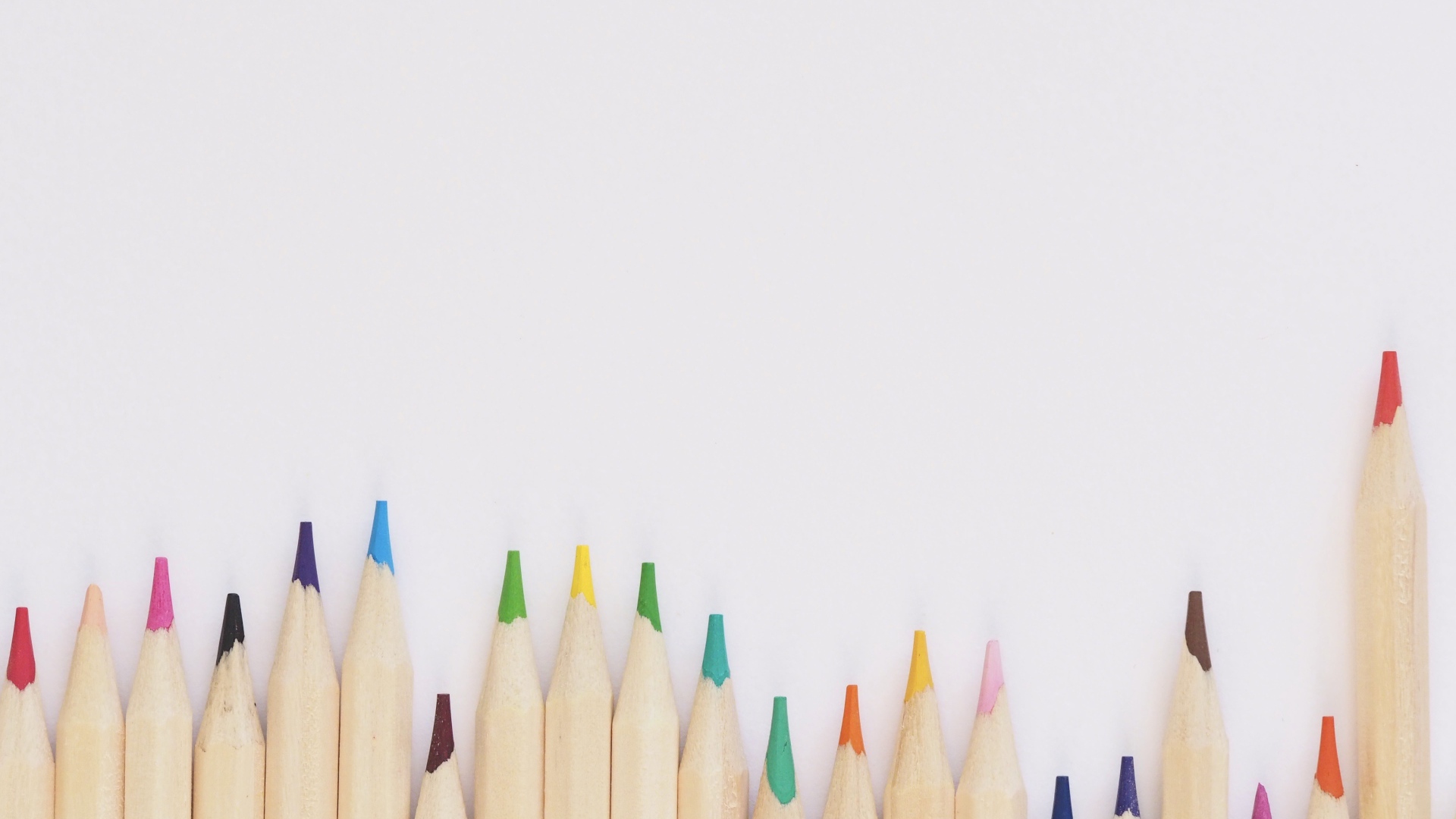 Острые карандаши на белом фоне