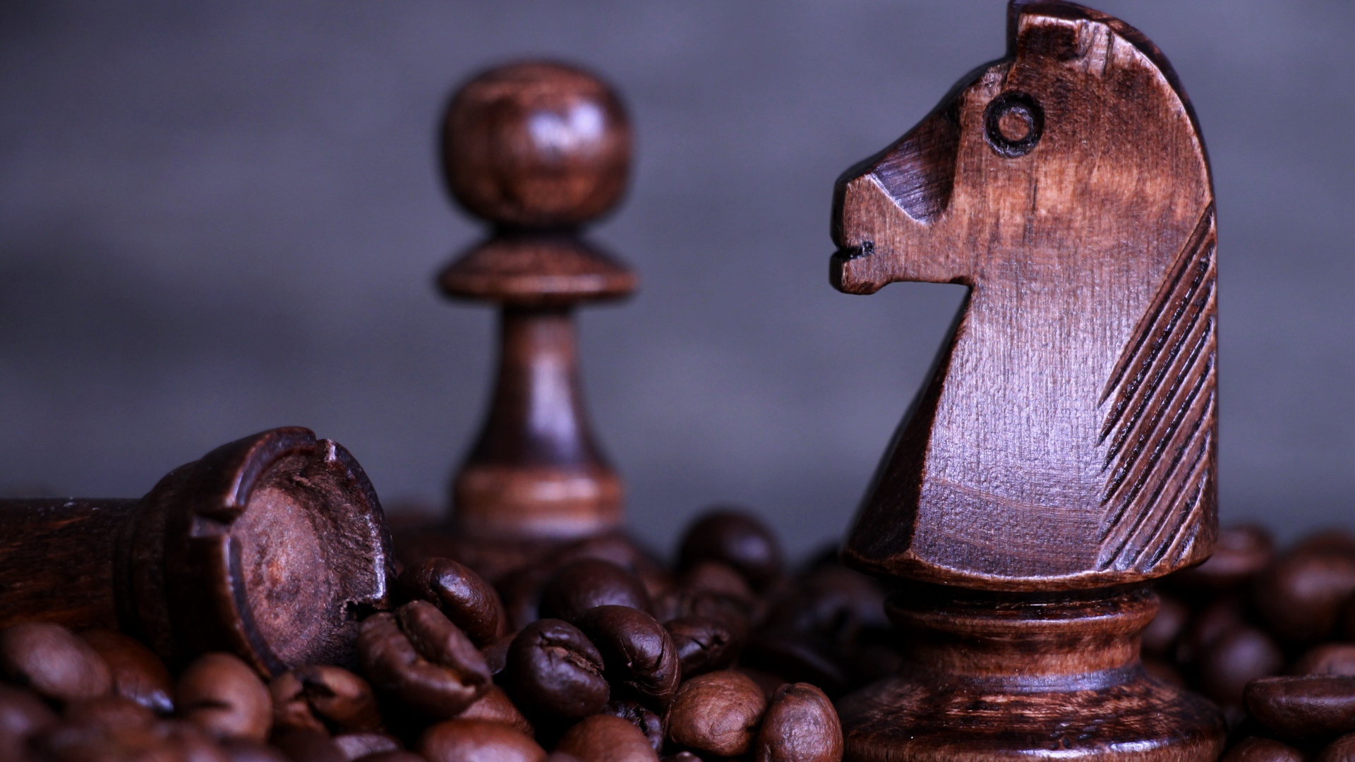 Деревянные шахматные фигуры стоят на кофейных зернах 
