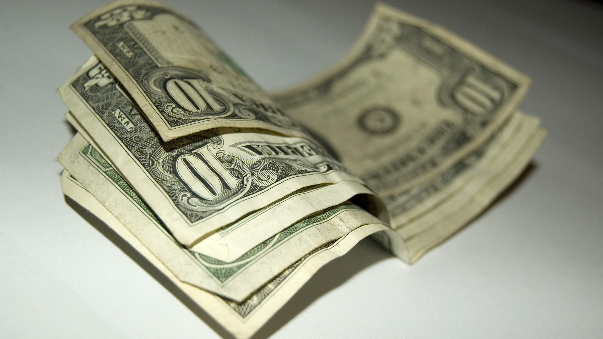 Купюры по 10 долларов на столе