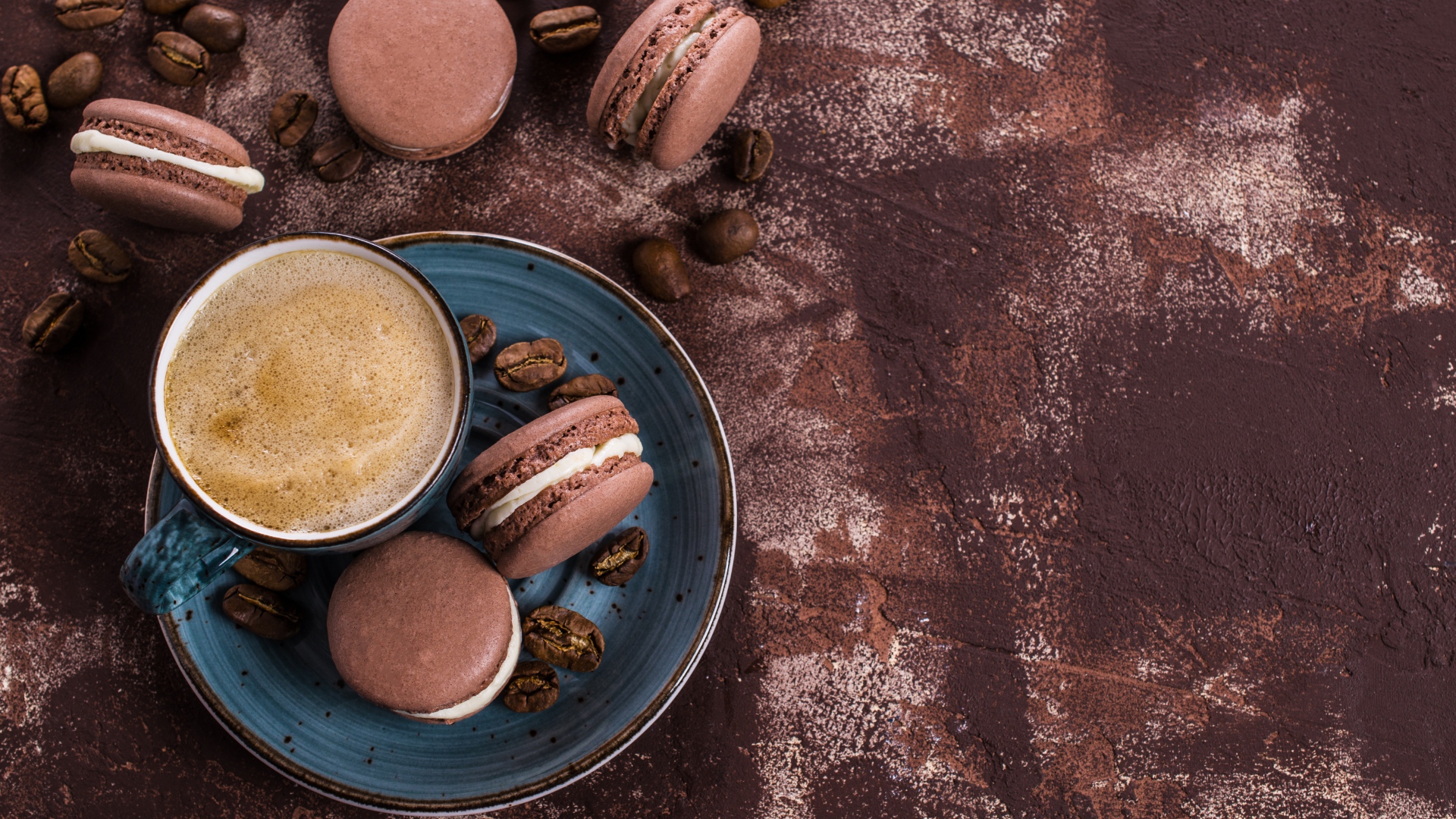 Чашка кофе с шоколадными макарунами на столе