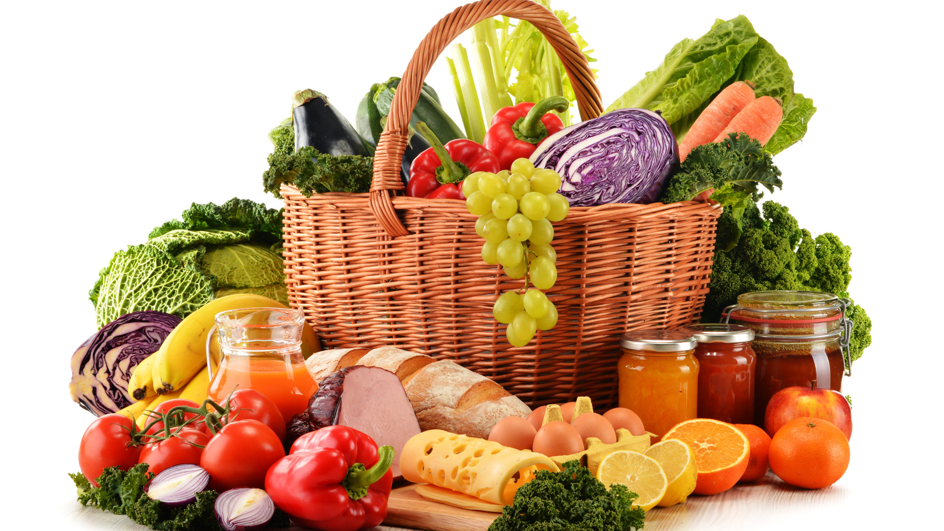 Корзина с овощами и продуктами питания на белом фоне