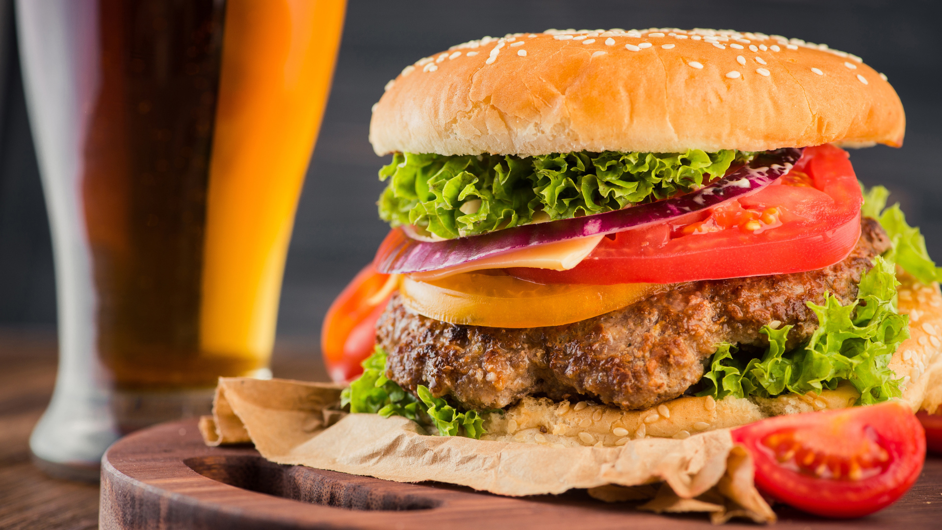 Большой аппетитный гамбургер с котлетой 