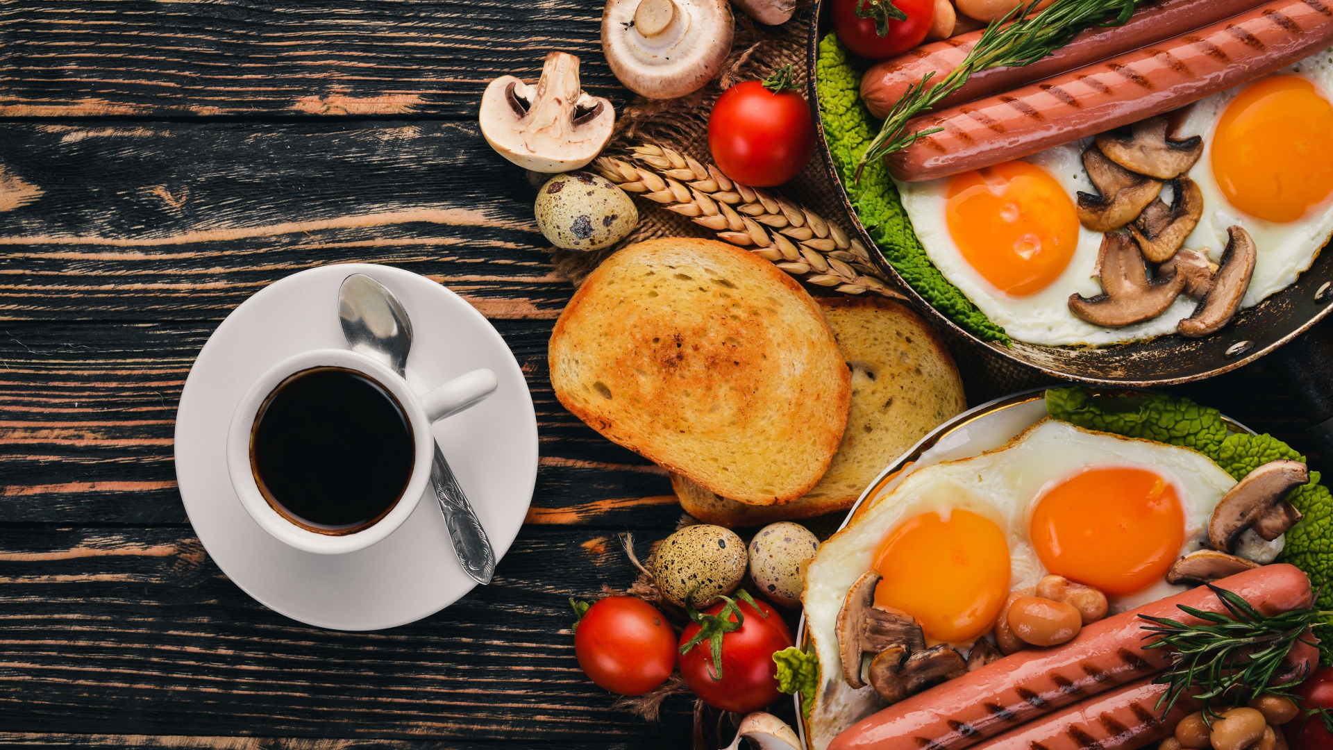 Сырный вкусный завтрак на столе с кофе