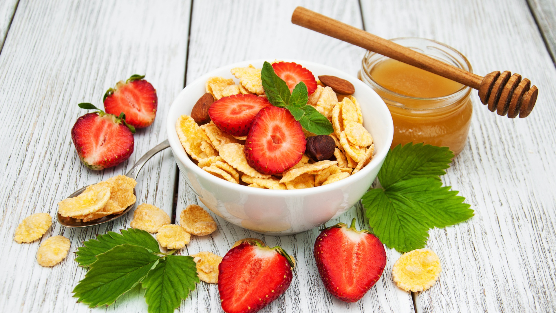Кукурузные хлопья в миске с клубникой и медом