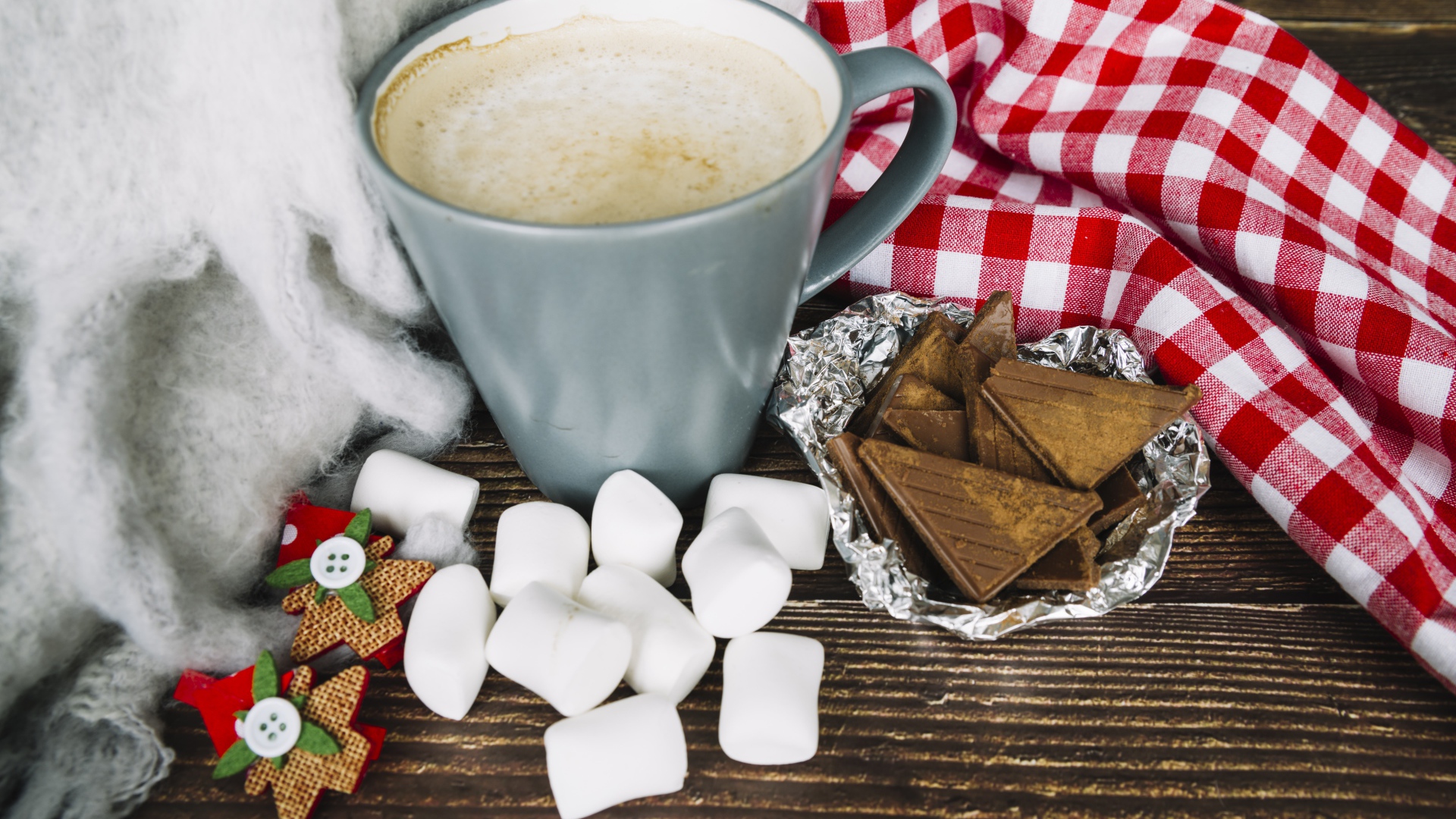 Чашка кофе на столе с маршмеллоу и шоколадом