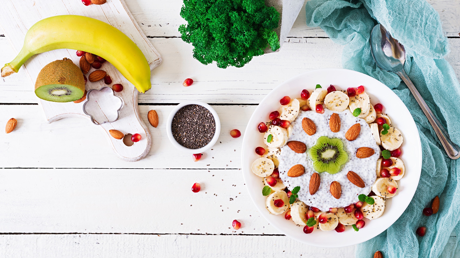 Десерт с бананами, гранатом и миндальными орехами