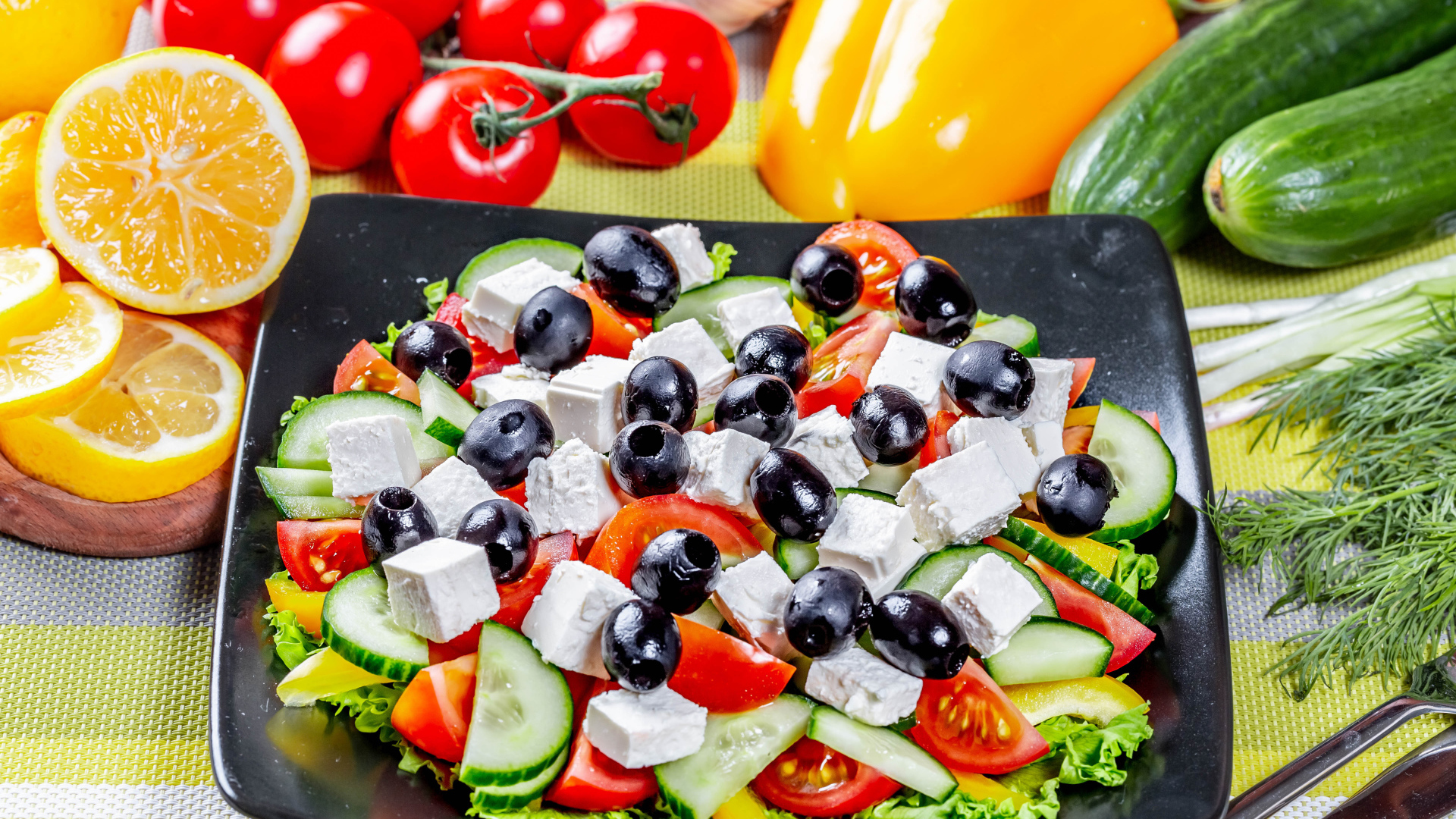 Греческий салат на столе со свежими овощами 