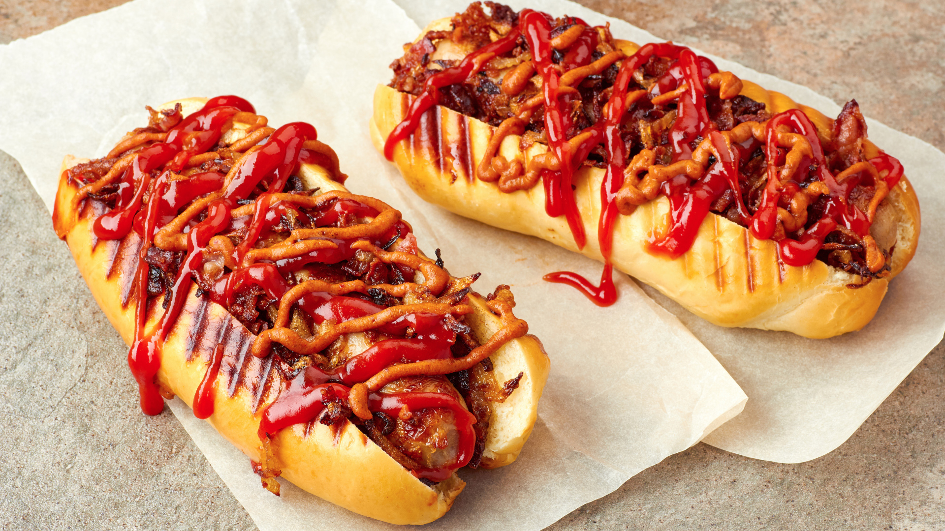 Хотдоги на гриле с сосисками и соусом