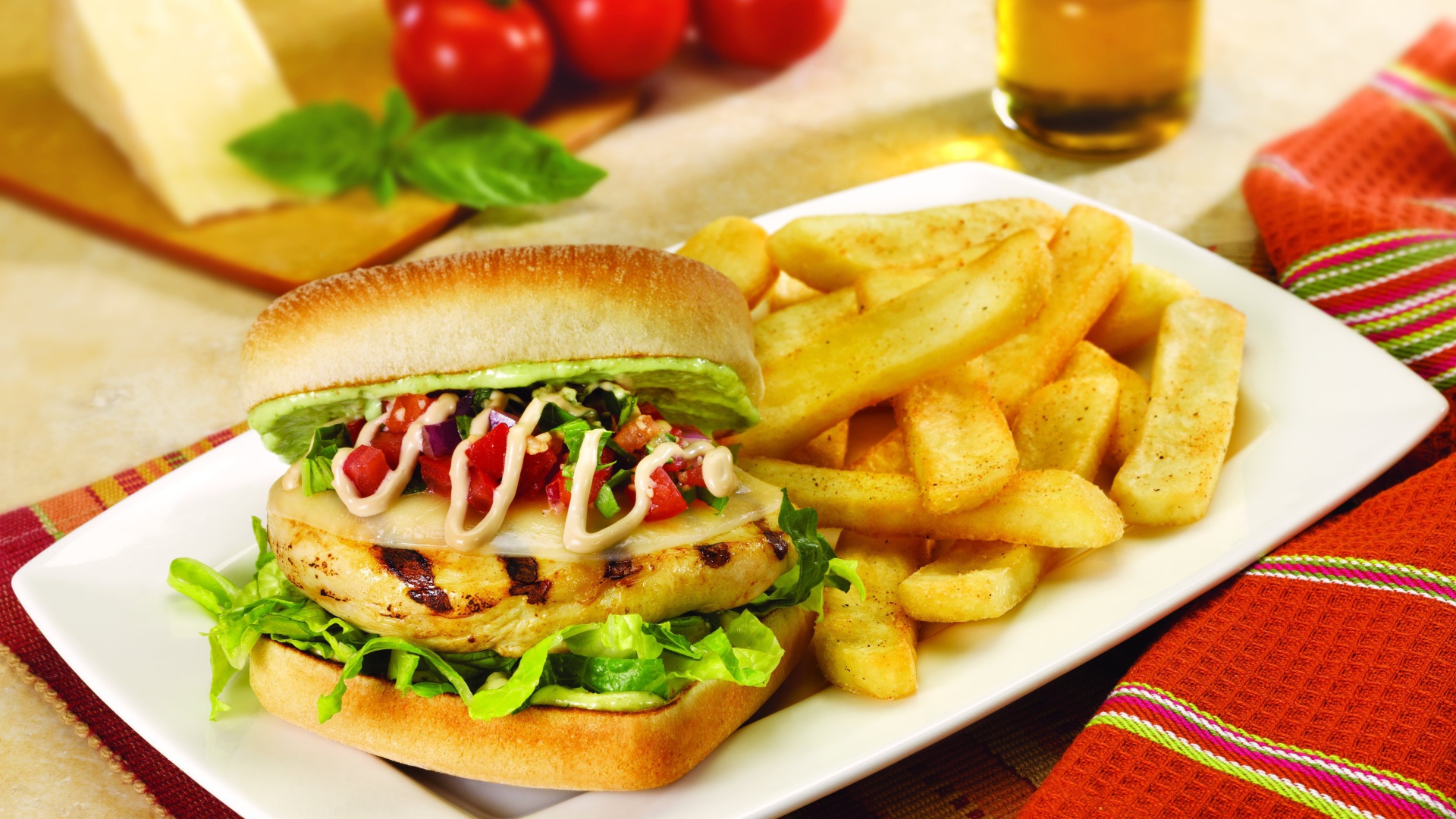 Гамбургер на тарелке с картофелем фри 