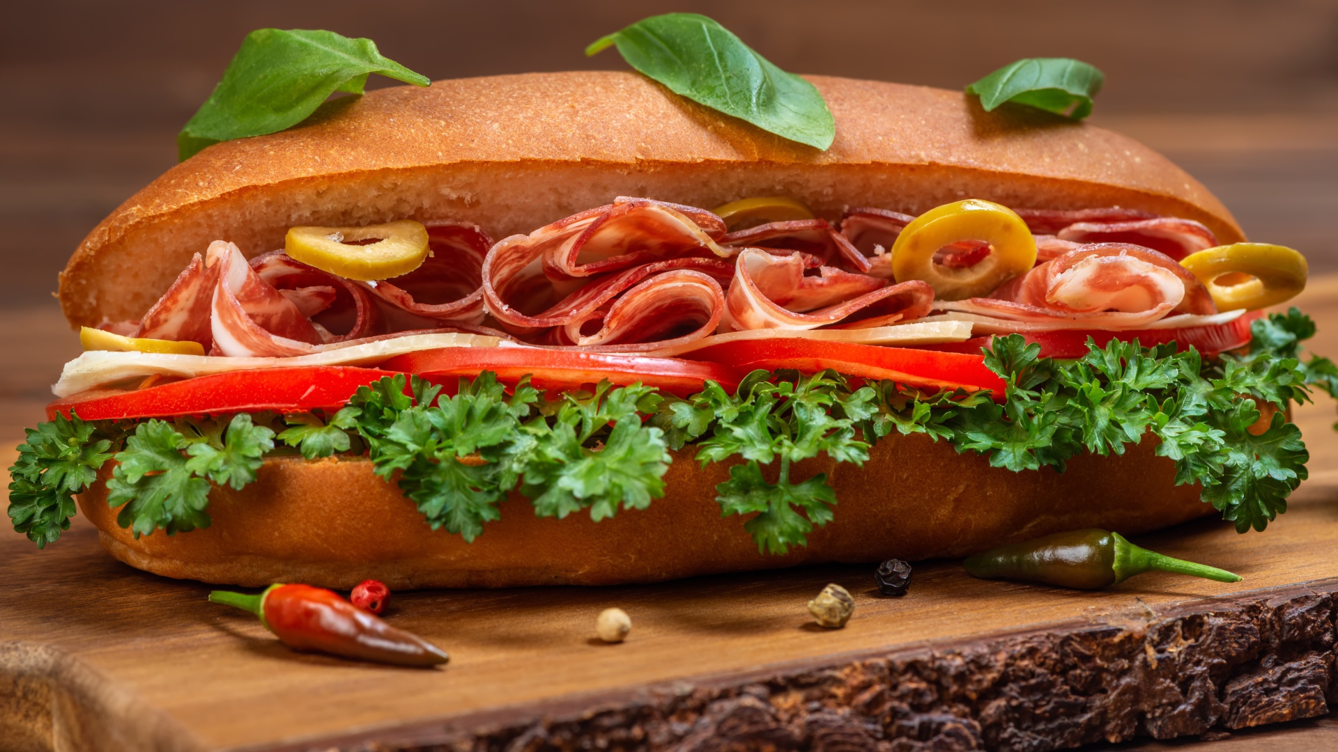 Хот дог с ветчиной, помидорами и листьями петрушки